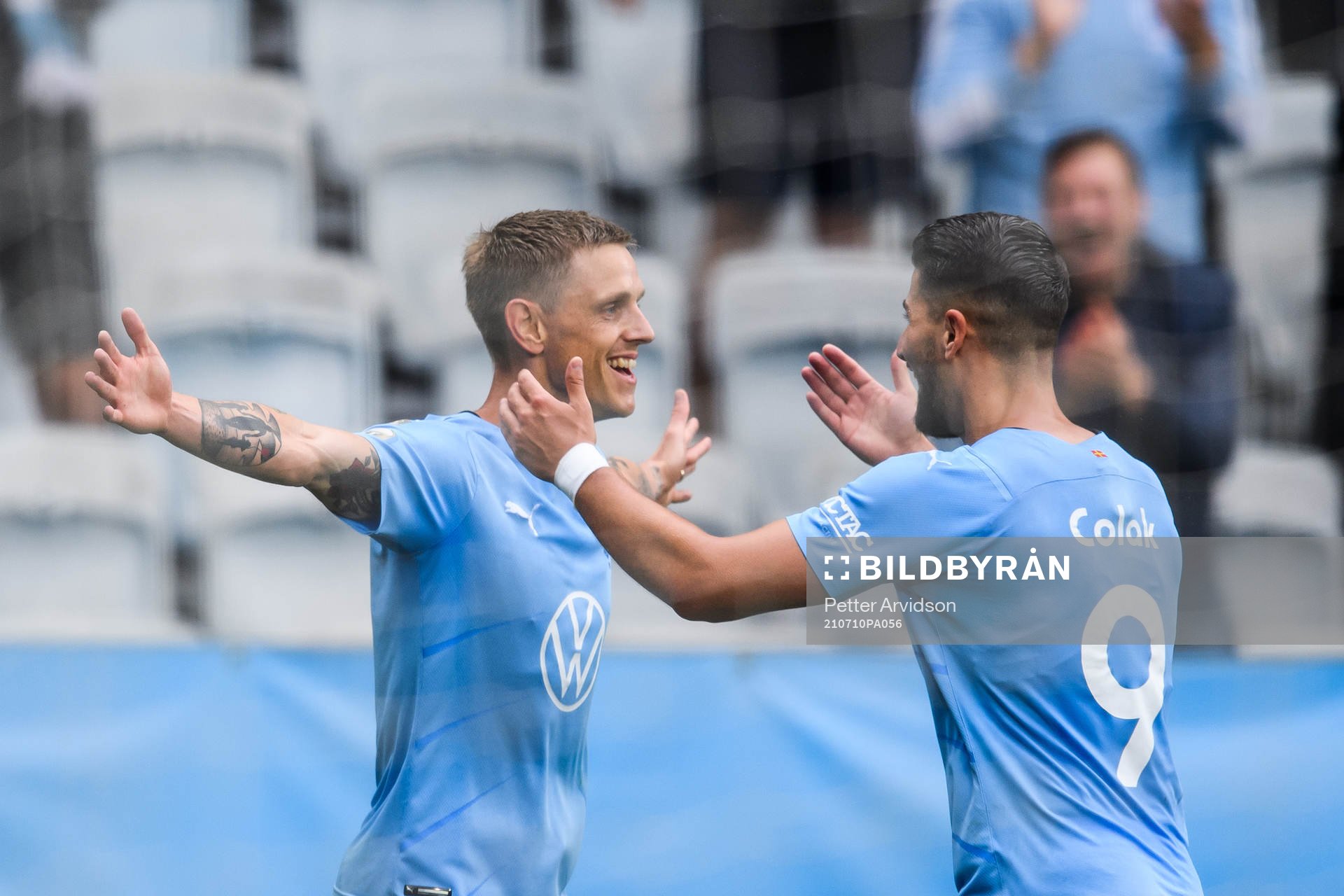 Malmö FFs Sören Rieks jublar med Antonio Colak