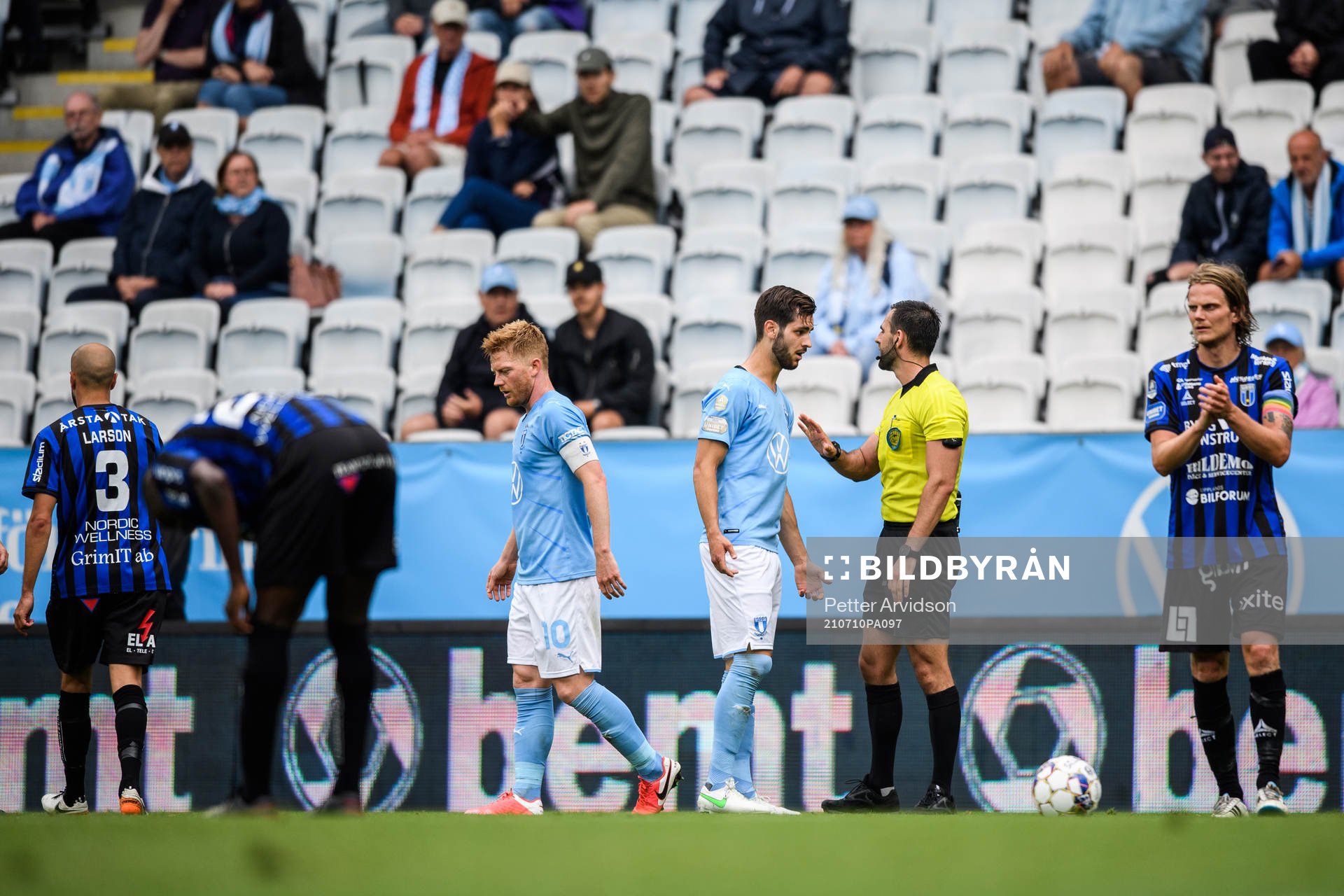 Malmö FFs Adi Nalic i samtal med domaren