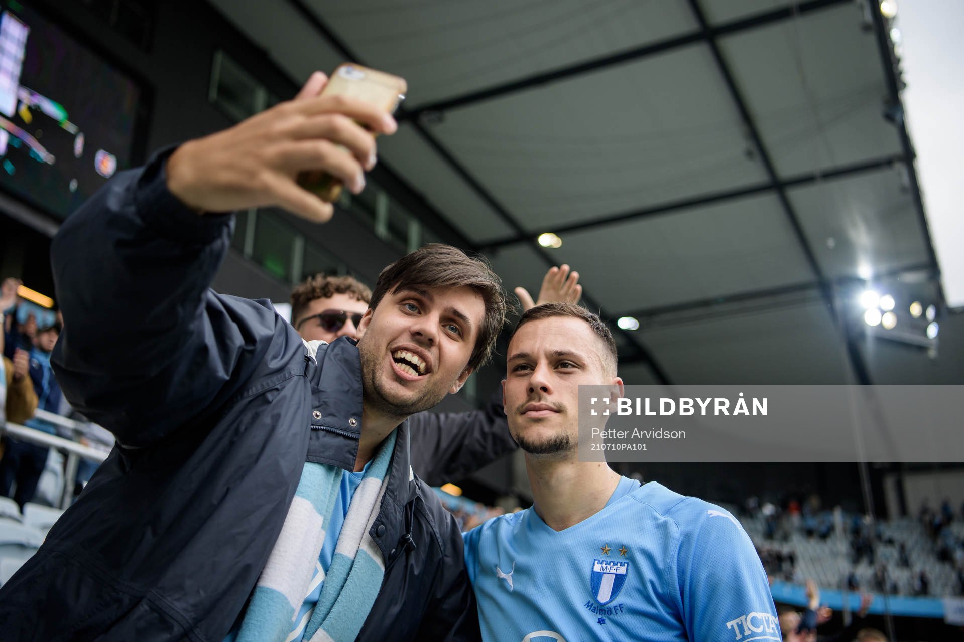 Malmö FFs Veljko Birmancevic med supportrar