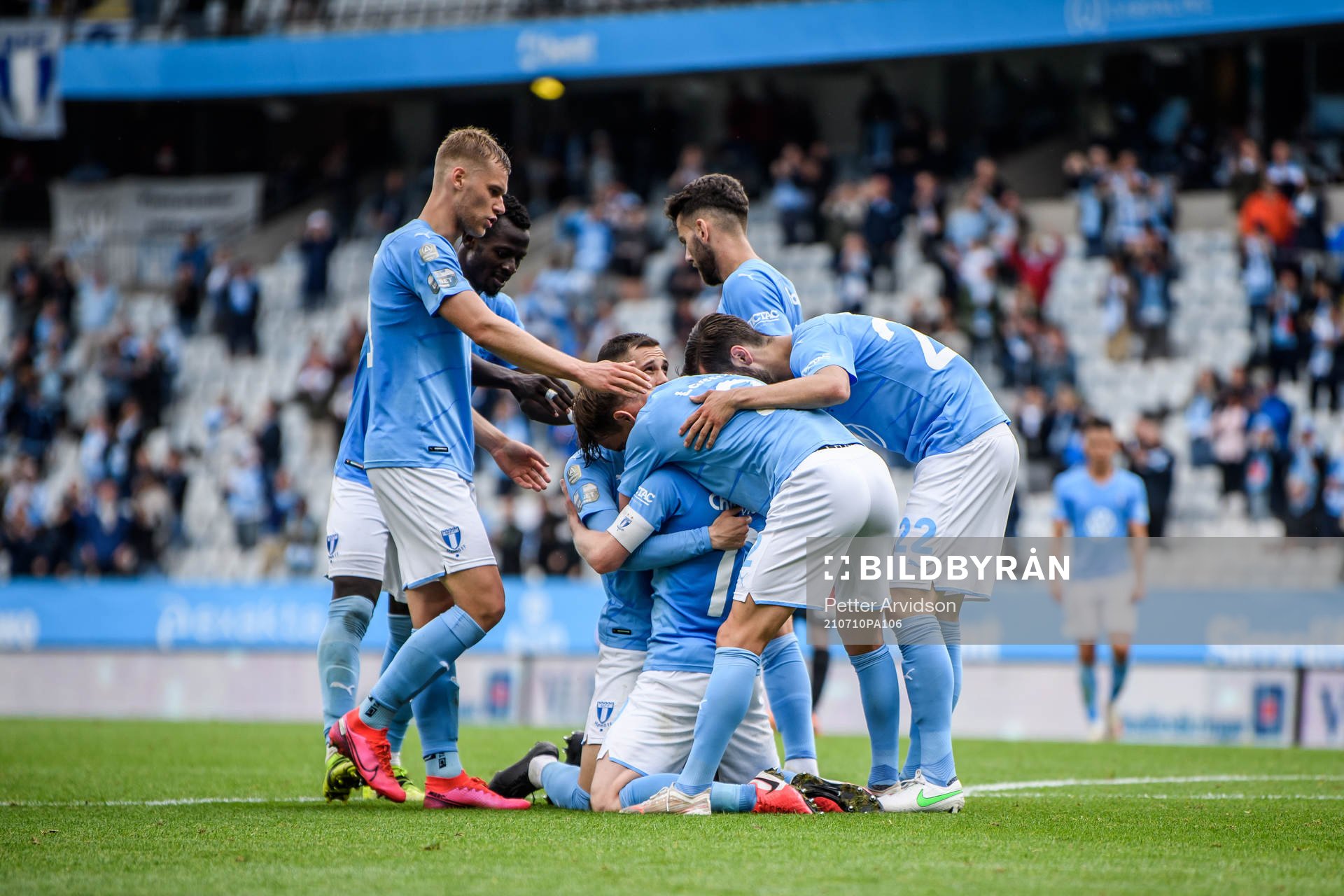 Malmö FFs Anders Christiansen jublar med lagkamrater