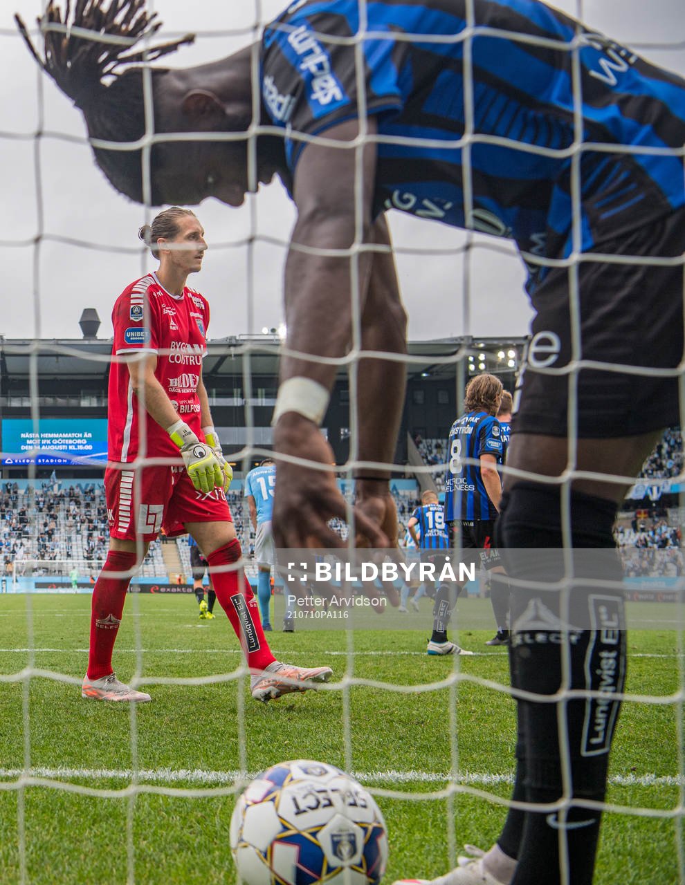 Sirius målvakt David Mitov Nilsson och Joseph Colley deppar