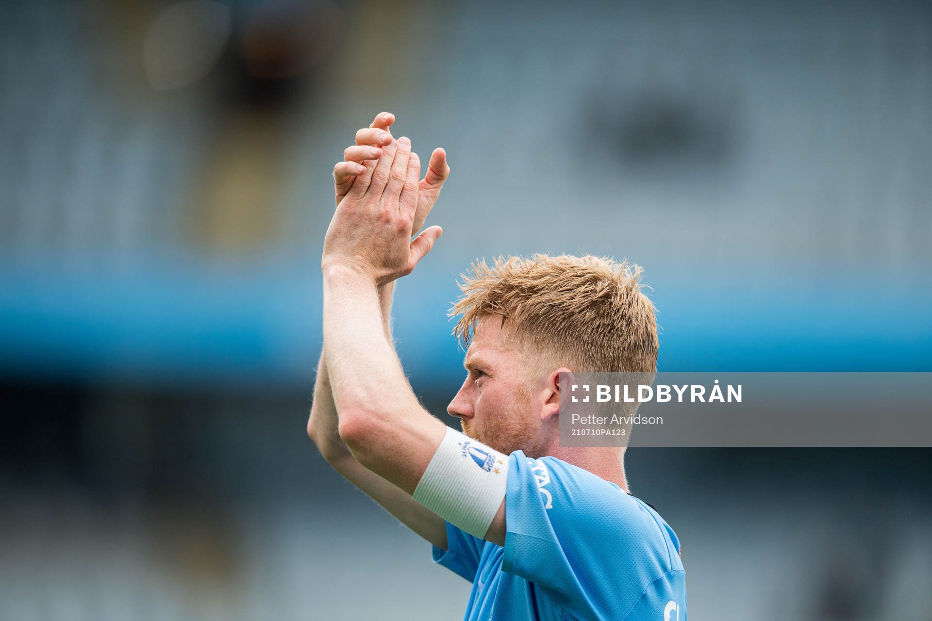 Malmö FFs Anders Christiansen tackar publiken efter fotbollsmatchen i Allsvenskan mellan Malmö FF och Sirius den 10 juli 2021 i Malmö. 