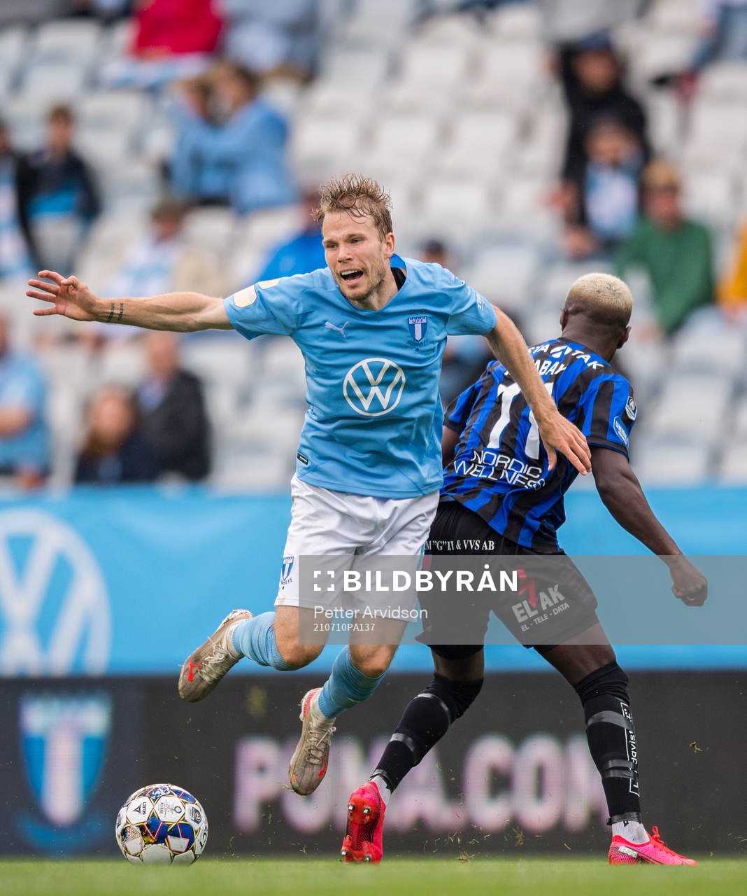 Malmö FFs Oscar Lewicki och Sirius Nahom Girmai Netabay