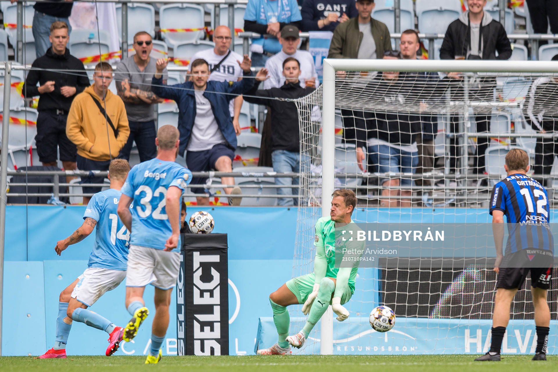 Malmö FFs målvakt Johan Dahlin med en räddning