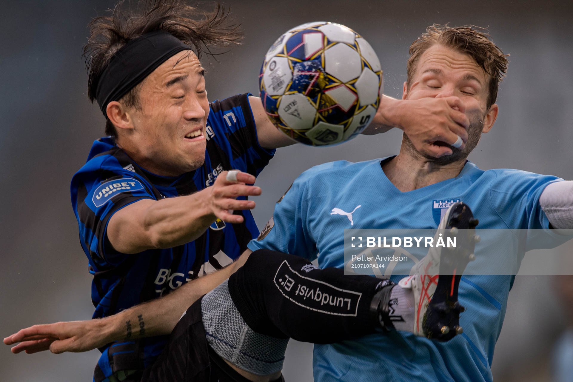 Sirius Yukiya Sugita i kamp med Malmö FFs Oscar Lewicki under fotbollsmatchen i Allsvenskan mellan Malmö FF och Sirius den 10 juli 2021 i Malmö.