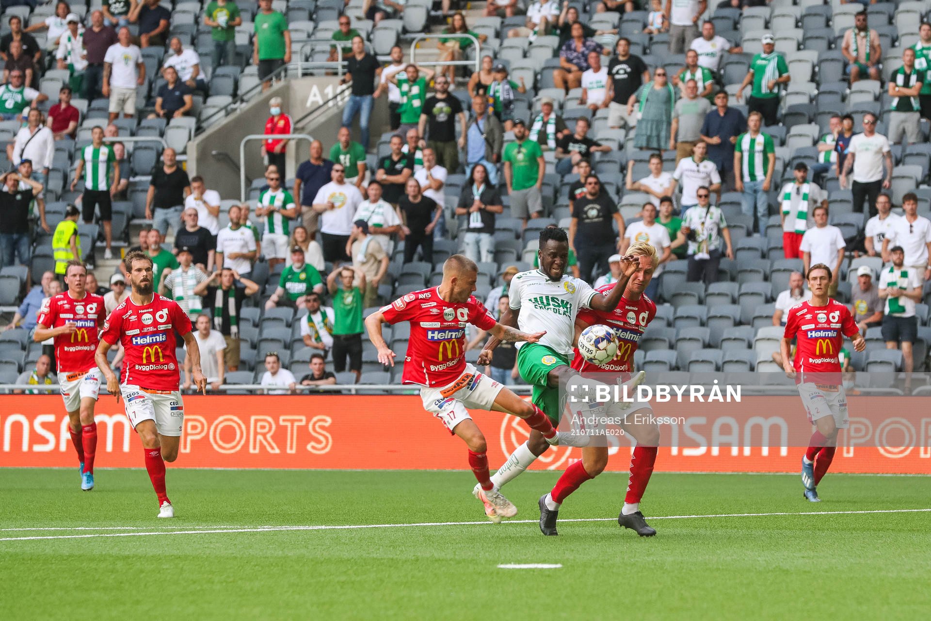 Degerfors Anton Kralj och Oliver Ekroth i kamp om bollen