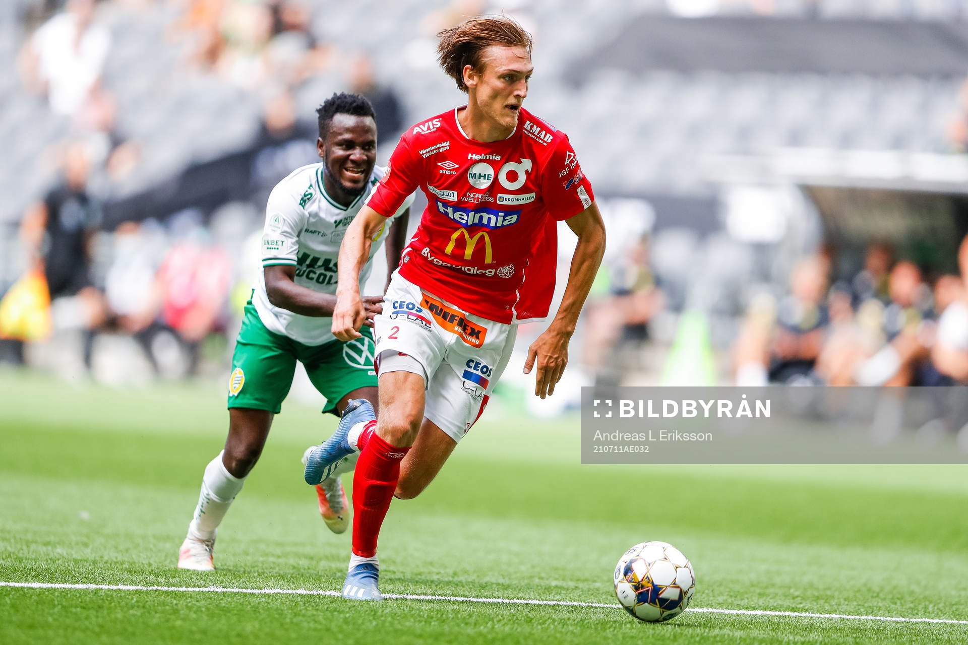 Degerfors Gustav Granath jagas av Hammarbys David Accam