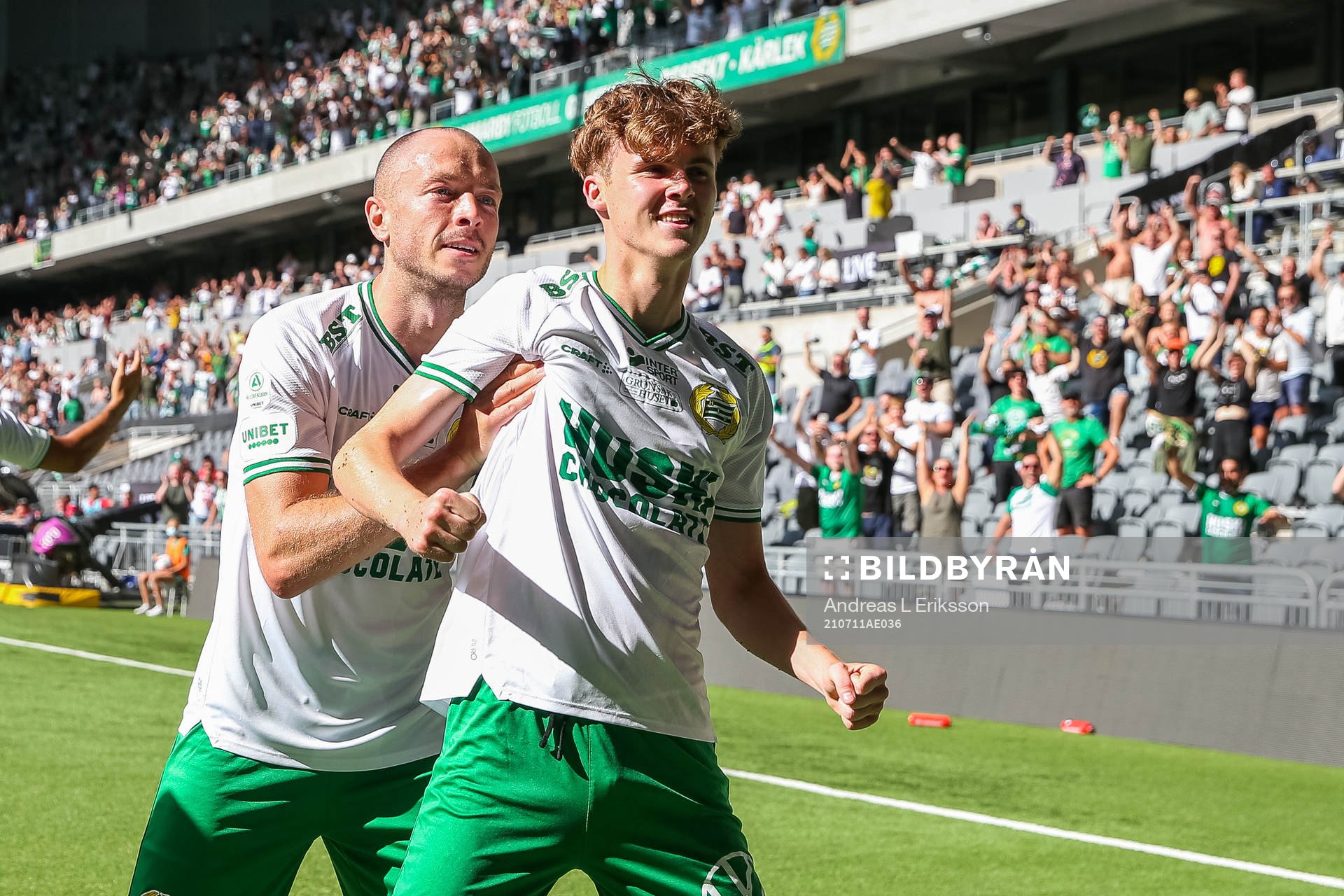 Hammarbys Jon Gudni Fjoluson jublar med målskytten till