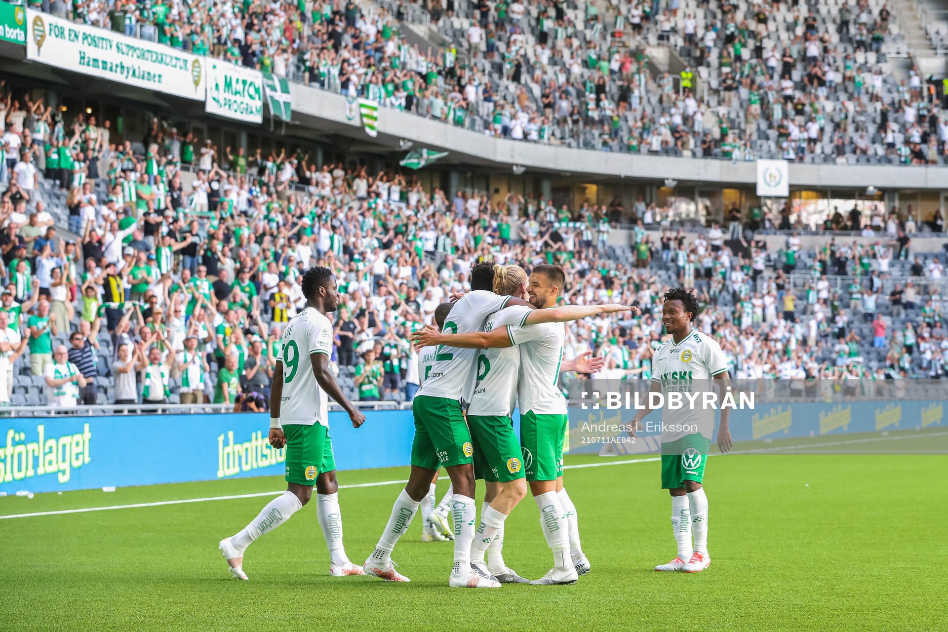 Hammarbys Gustav Ludwigson jublar med lagkamrater