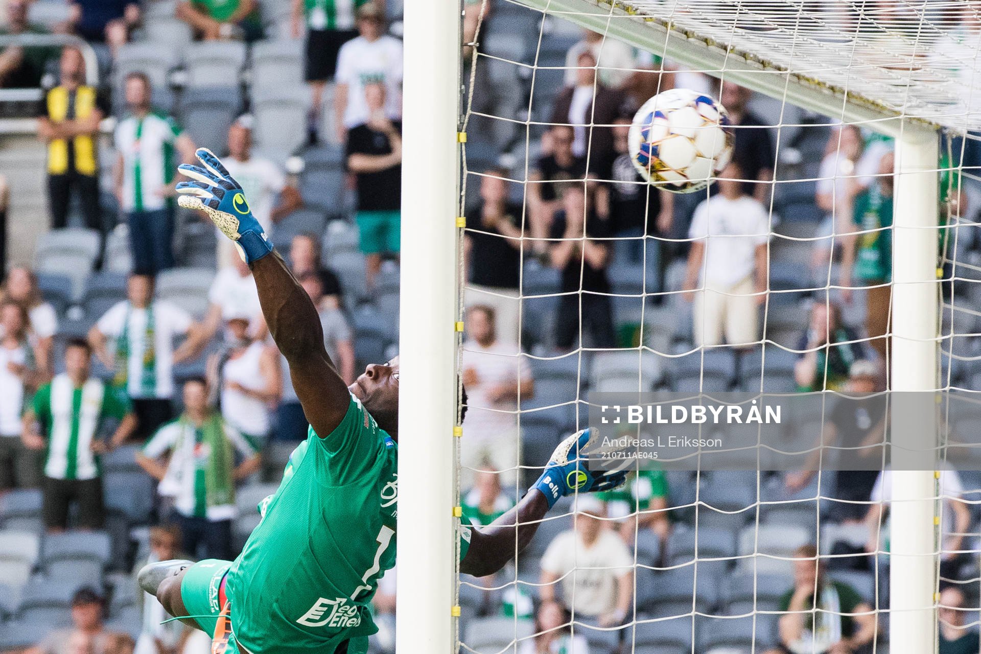 Degerfors målvakt Ismael Diawara släpper in en frispark