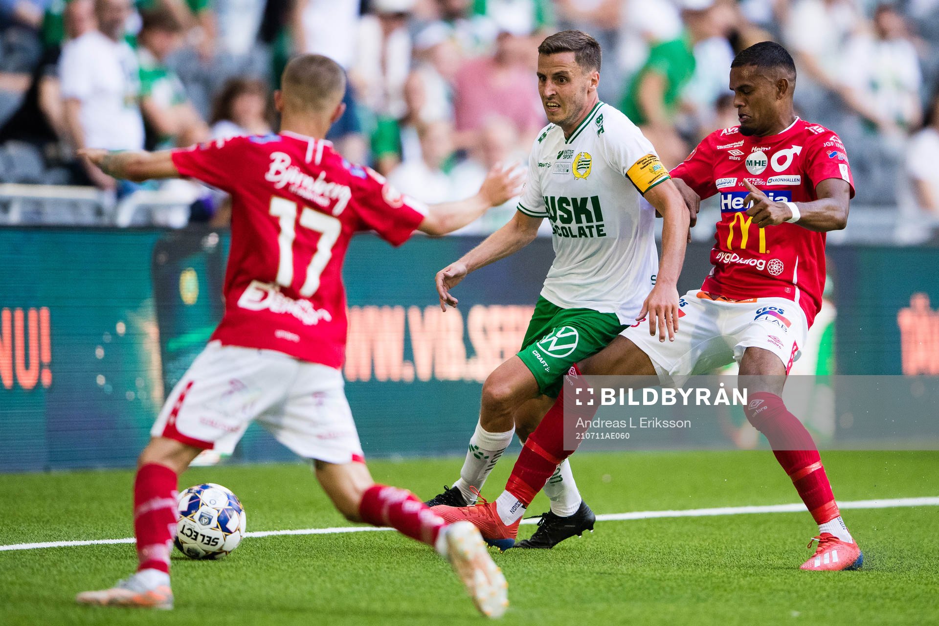 Hammarbys Jeppe Andersen i kamp om bollen med Degerfors Anton Kralj och Adhavan Rajamohan under fotbollsmatchen i Allsvenskan mellan Hammarby och Degerfors den 11 juli 2021 i Stockholm.