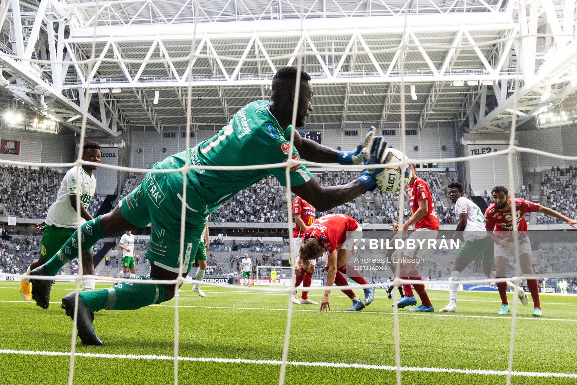 Degerfors målvakt Ismael Diawara med en räddning