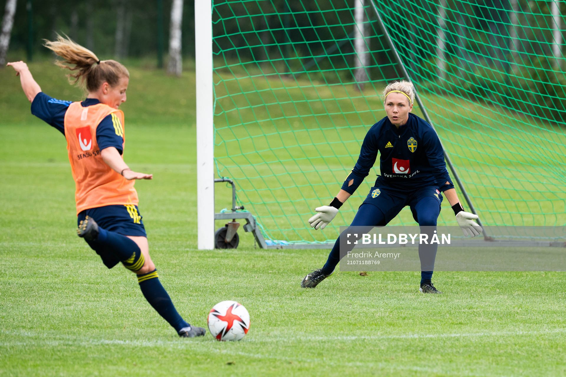 Målvakten Jennifer Falk under en träning med Sveriges damlandslag i fotboll den 11 juli 2021 i Göteborg. 
