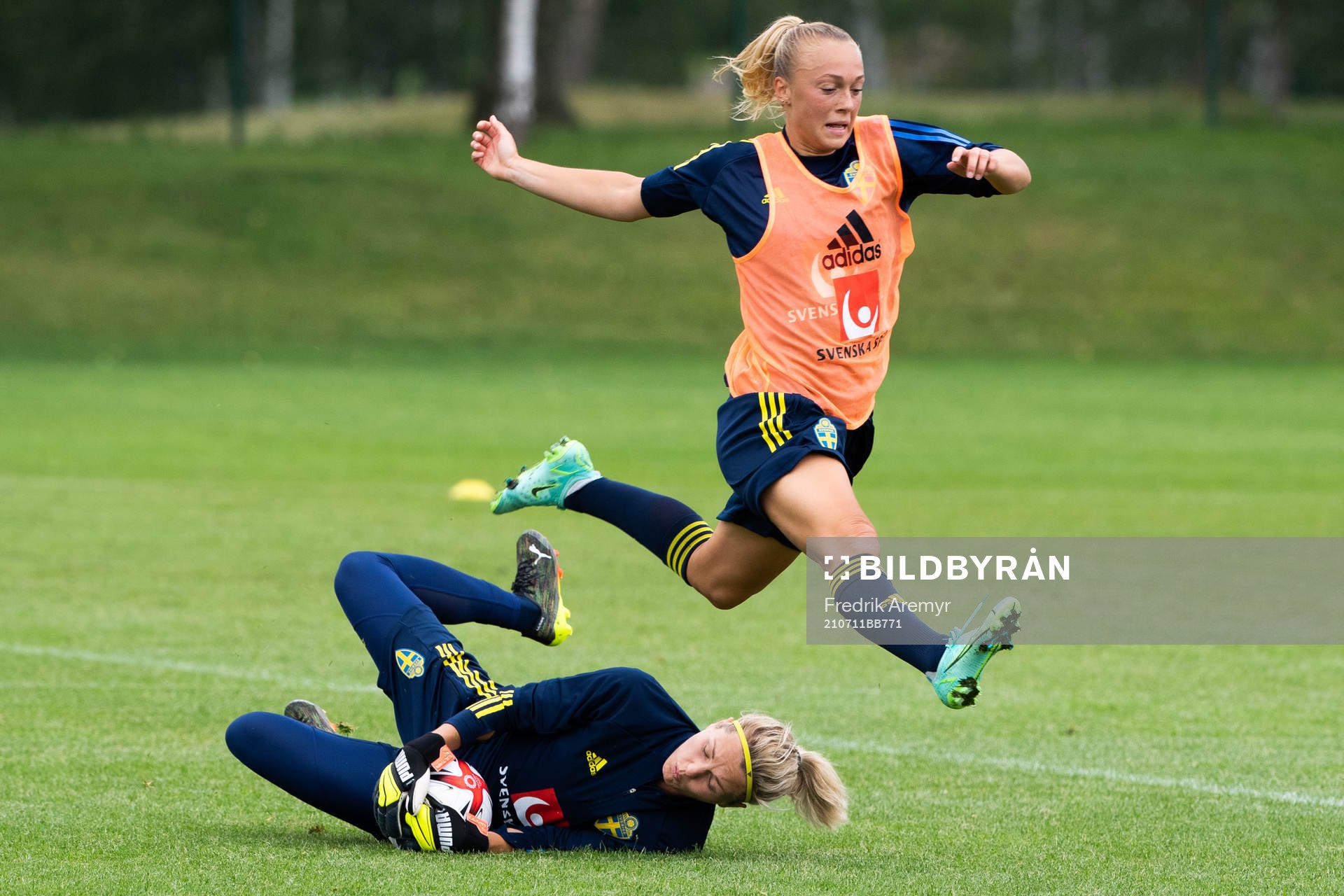 Hanna Bennison och målvakten Jennifer Falk under en träning med Sveriges damlandslag i fotboll den 11 juli 2021 i Göteborg. 
