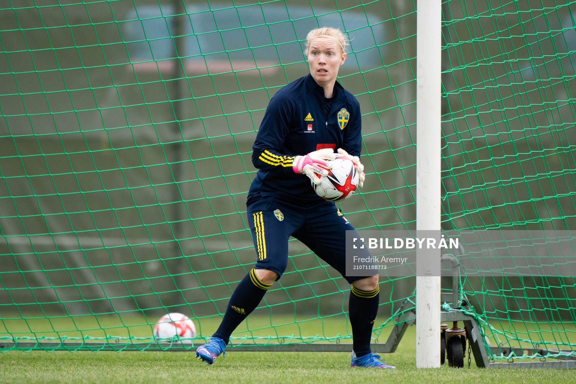 Målvakten Hedvig Lindahl under en träning med Sveriges damlandslag i fotboll den 11 juli 2021 i Göteborg. 