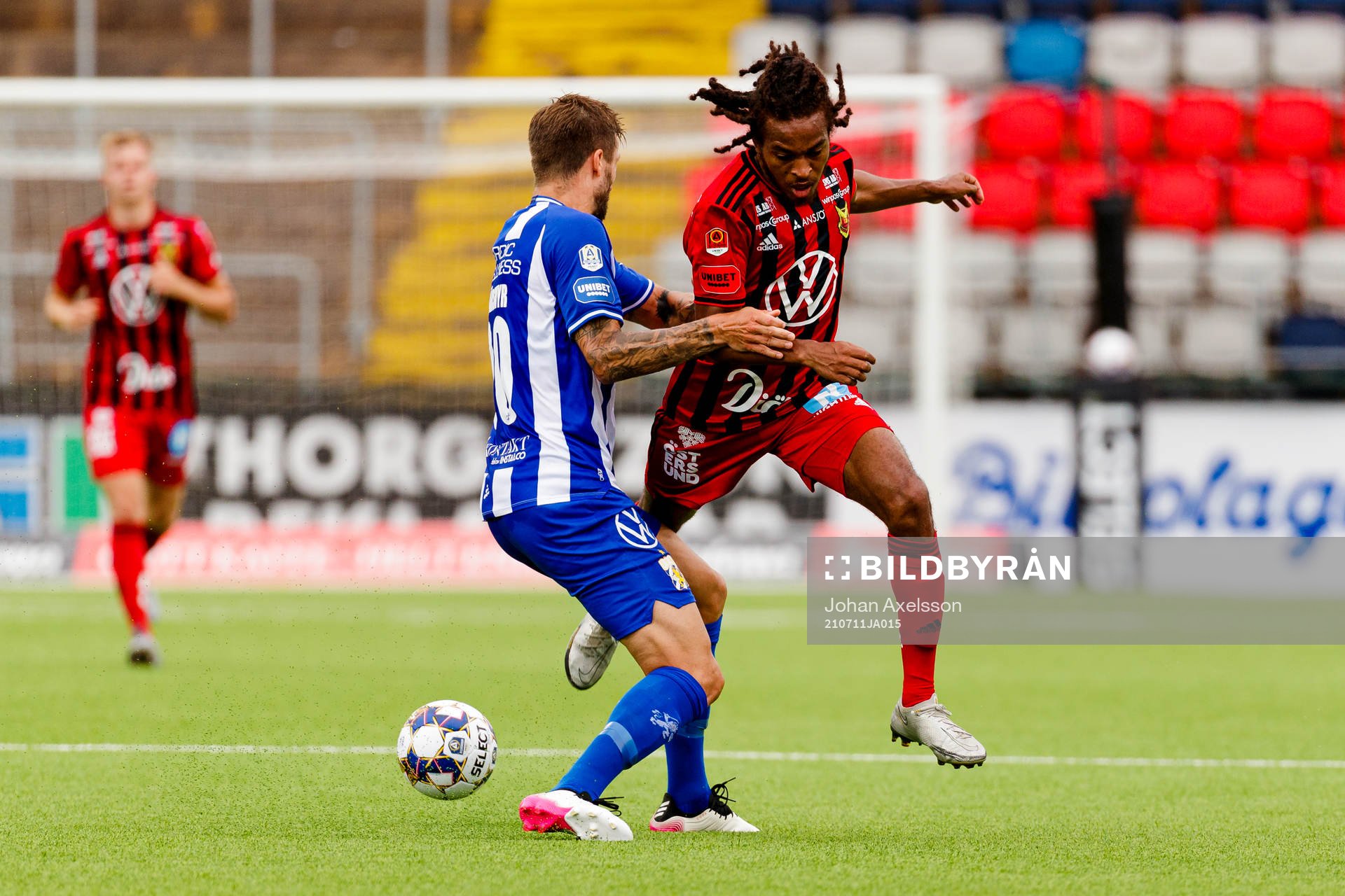Östersunds Francis Jon-Baptiste i kamp med IFK Göteborgs Mattias Bjärsmyr under fotbollsmatchen i Allsvenskan mellan Östersund och IFK Göteborg den 11 juli 2021 i Östersund.