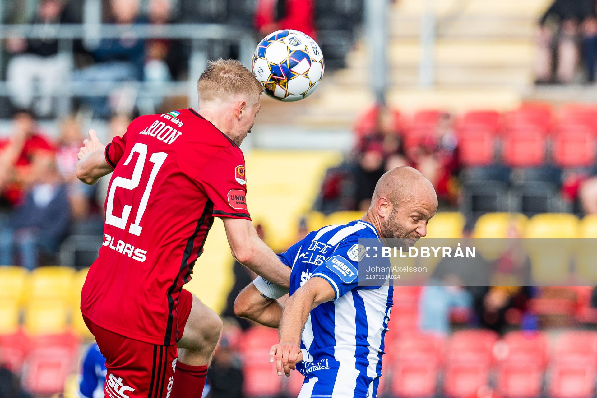 Östersunds Simon Kroon gör 2-3 i kamp med IFK Göteborgs Robin Söder under fotbollsmatchen i Allsvenskan mellan Östersund och IFK Göteborg den 11 juli 2021 i Östersund.