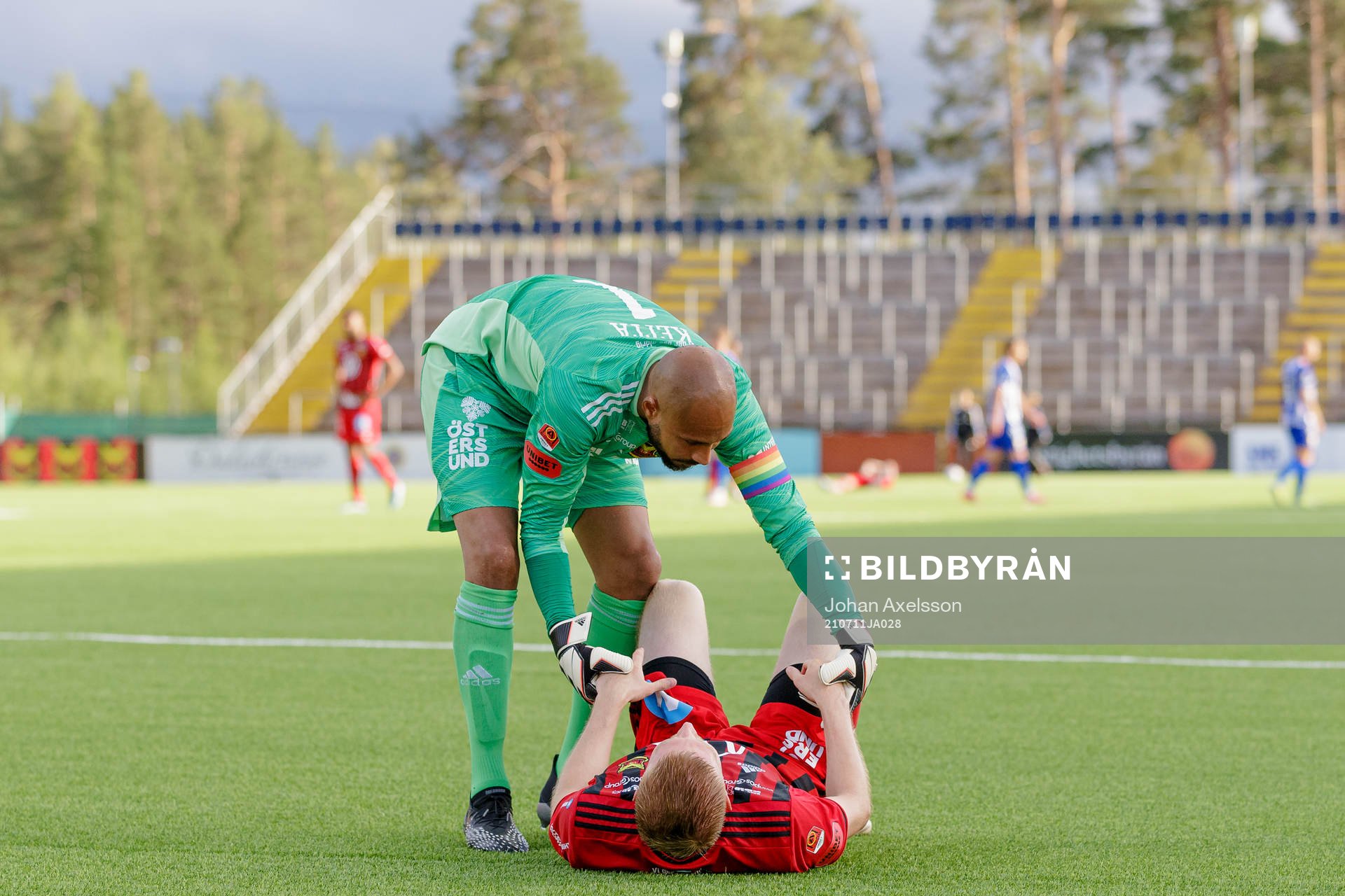 Östersunds målvakt Aly Keita deppar med Simon Kroon