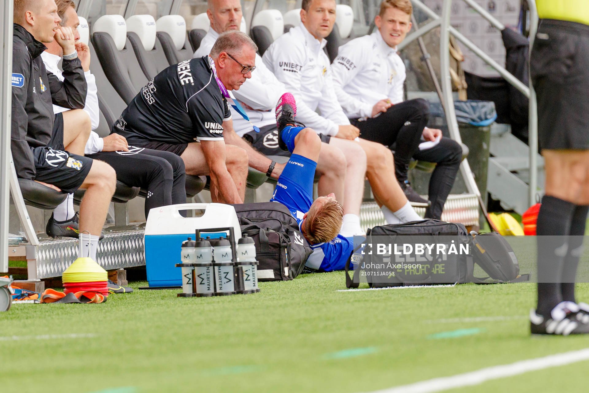 IFK Göteborgs Sebastian Eriksson krockar med spelarbåset
