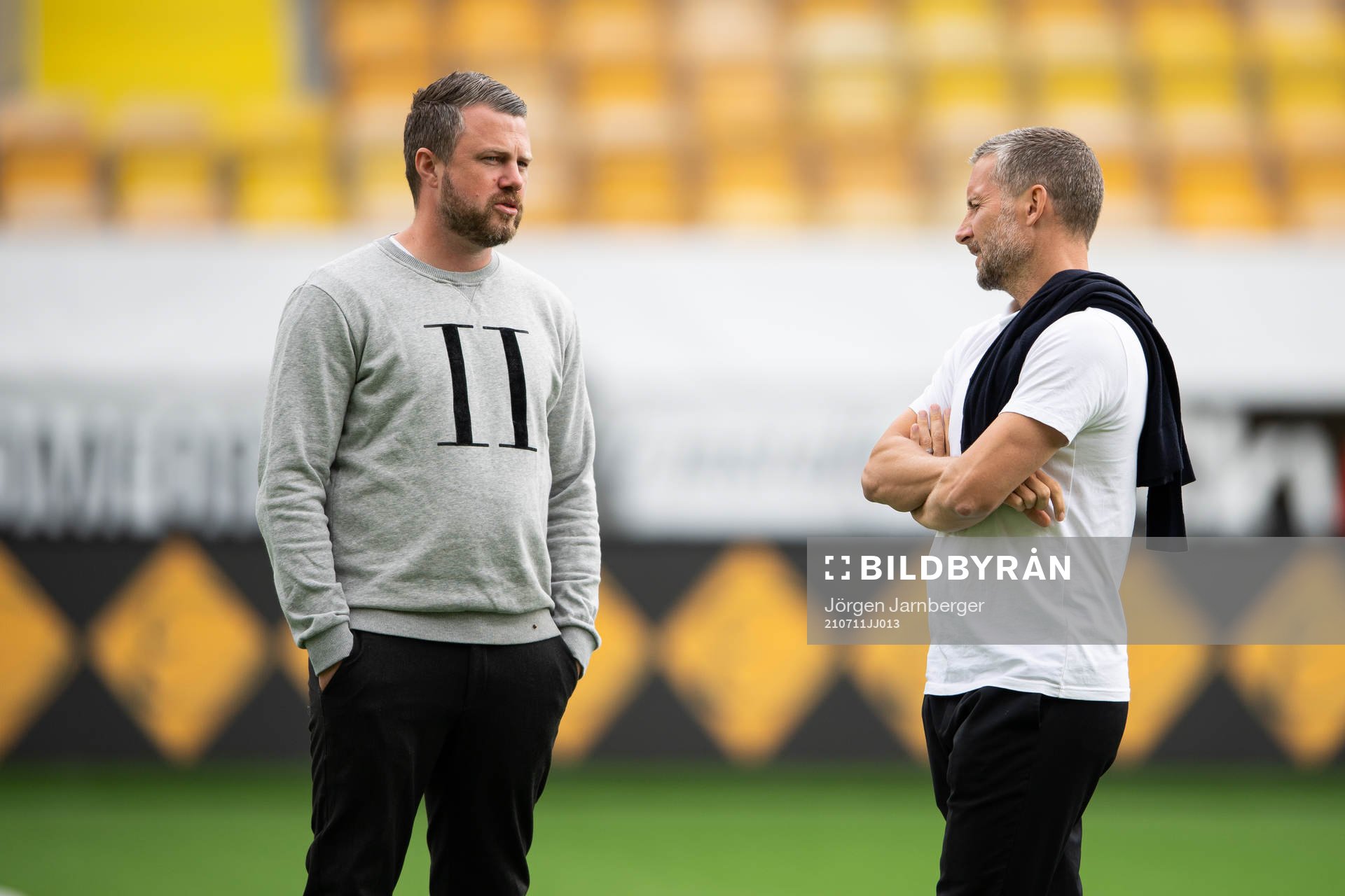 Elfsborgs manager Jimmy Thelin samtalar med Örebros Axel Kjäll inför fotbollsmatchen i Allsvenskan mellan Elfsborg och Örebro den 11 juli 2021 i Borås.