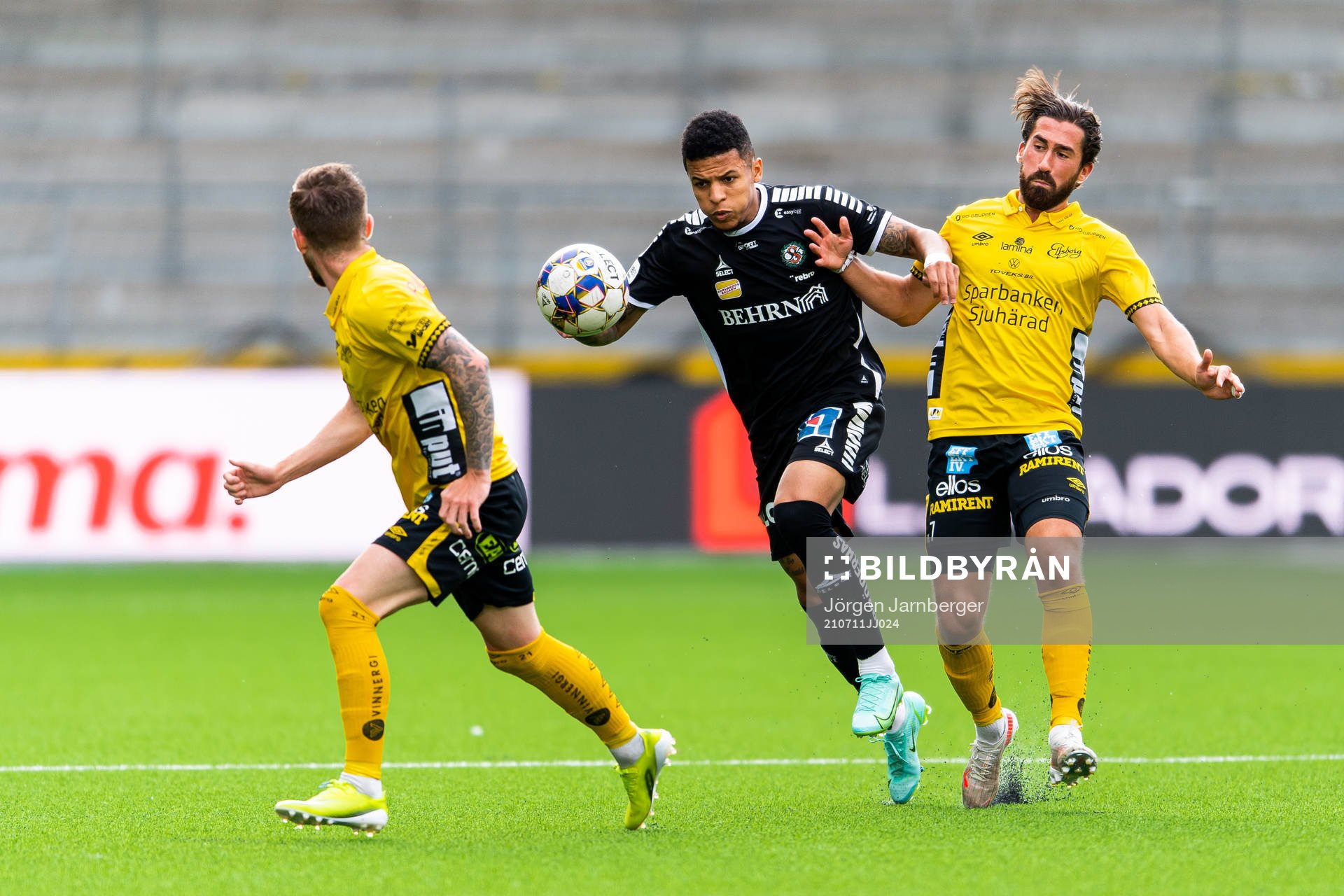 Örebros Romain Gall och Elfsborgs Frederik Holst under fotbollsmatchen i Allsvenskan mellan Elfsborg och Örebro den 11 juli 2021 i Borås.