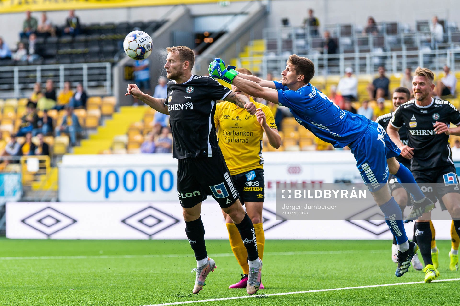 Örebros Andreas Skovgaard och målvakt Bobby Allain