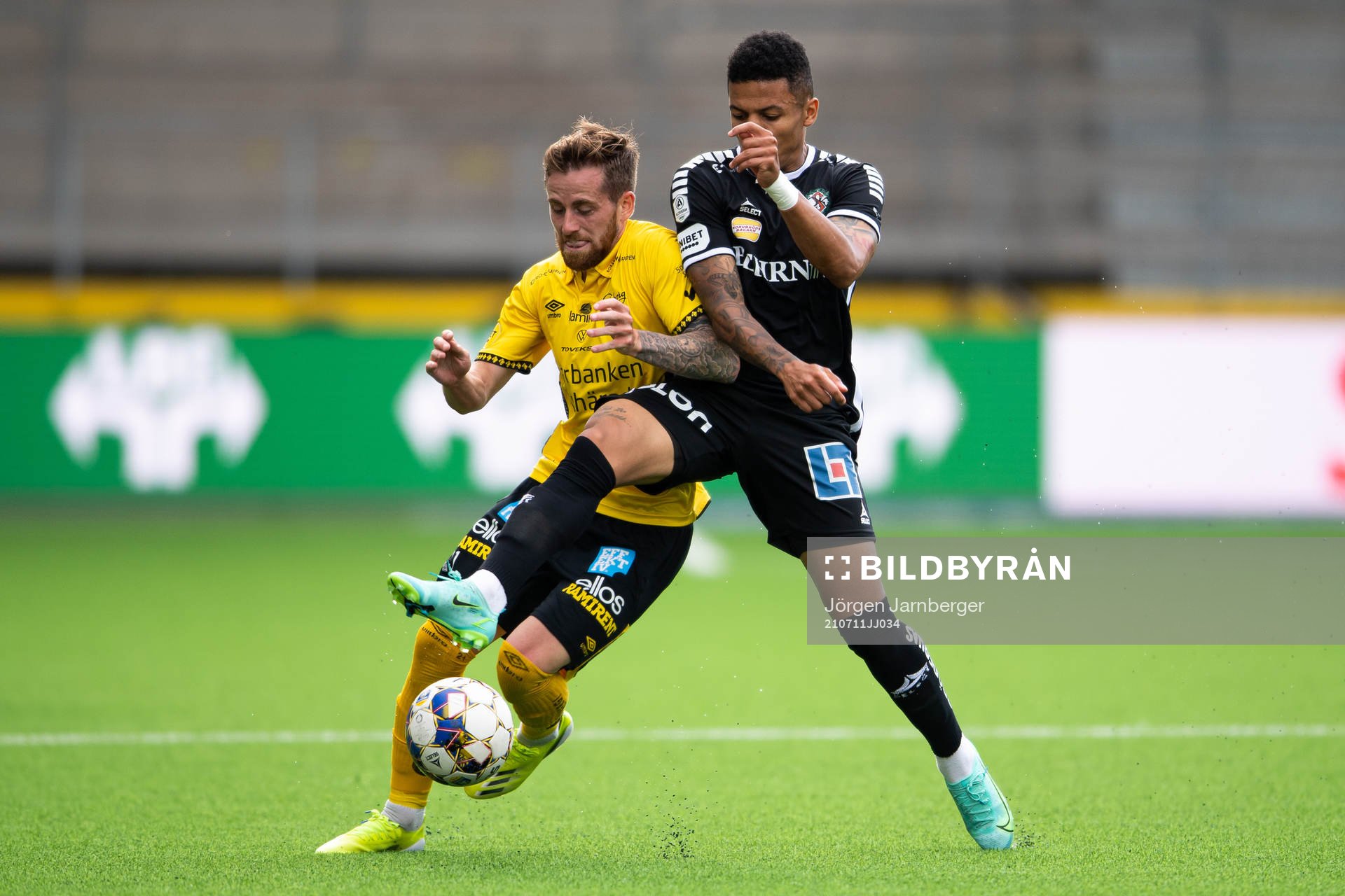 Elfsborgs Rasmus Alm och Örebros Romain Gall under fotbollsmatchen i Allsvenskan mellan Elfsborg och Örebro den 11 juli 2021 i Borås. 