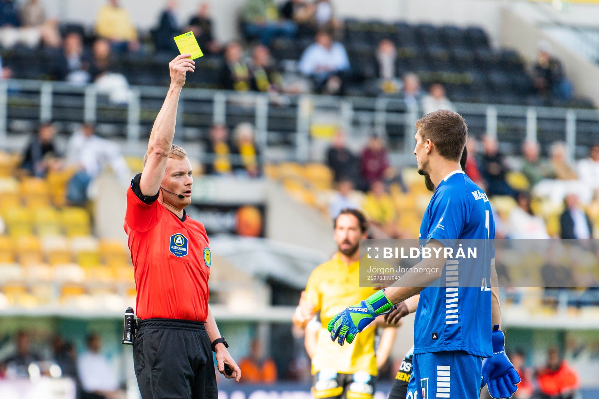 Domare Fredrik Klitte ger Örebros målvakt Bobby Allain