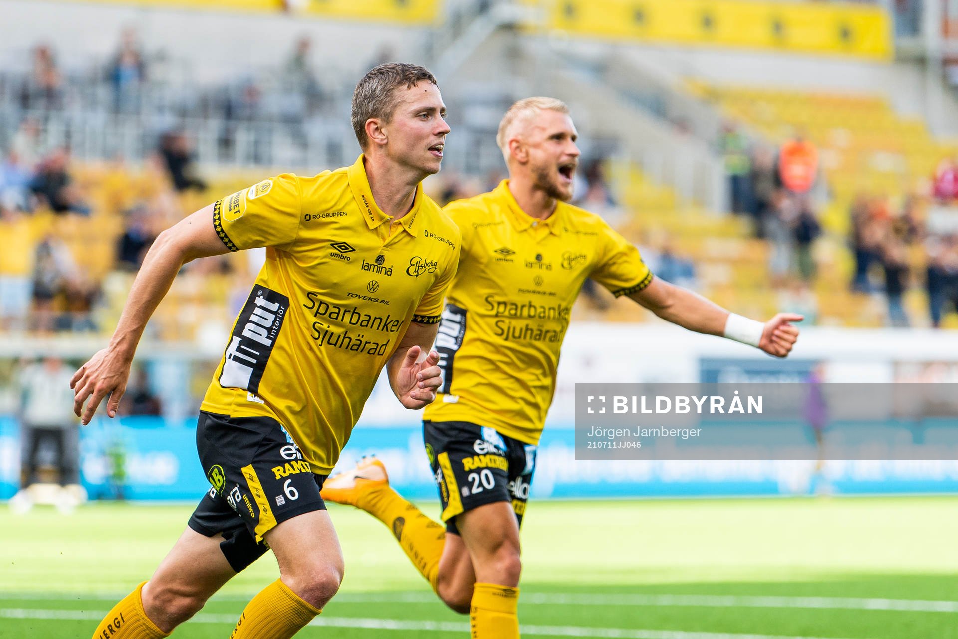 Elfsborgs André Rømer jublar bredvid Simon Strand