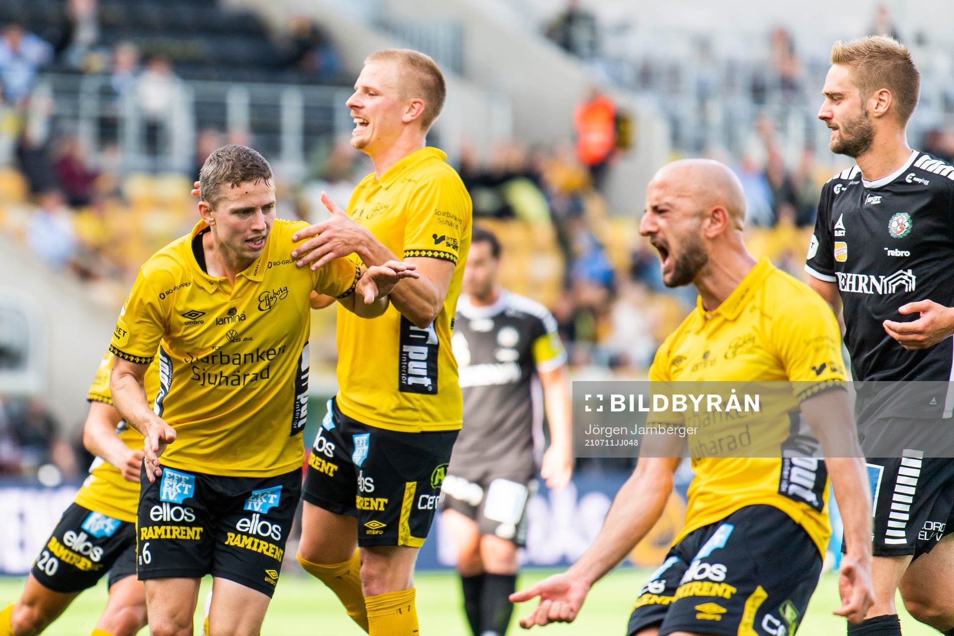 Elfsborgs André Rømer jublar bredvid Per Frick efter att han gjort 1-0 under fotbollsmatchen i Allsvenskan mellan Elfsborg och Örebro den 11 juli 2021 i Borås.