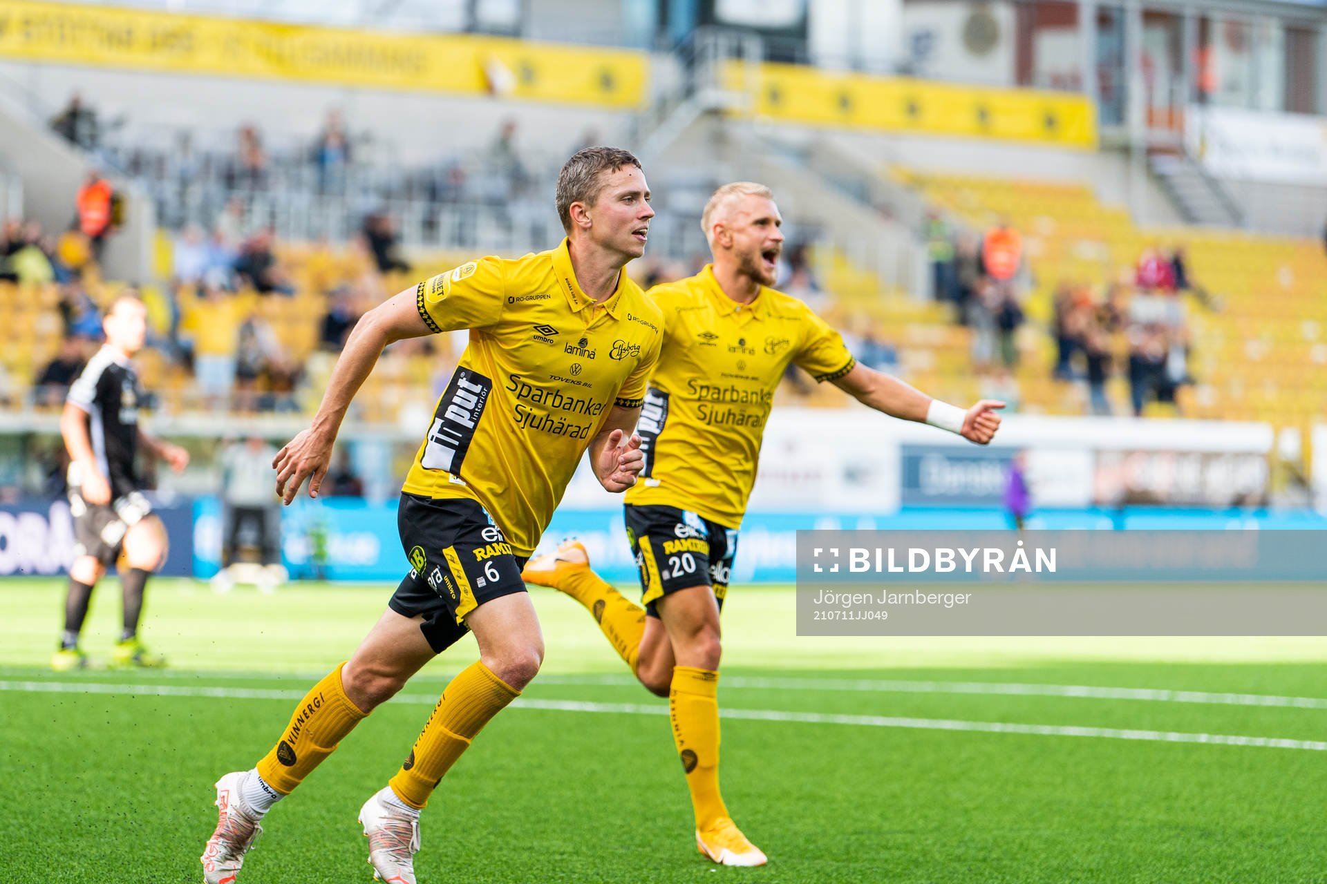 Elfsborgs André Rømer jublar bredvid Simon Strand