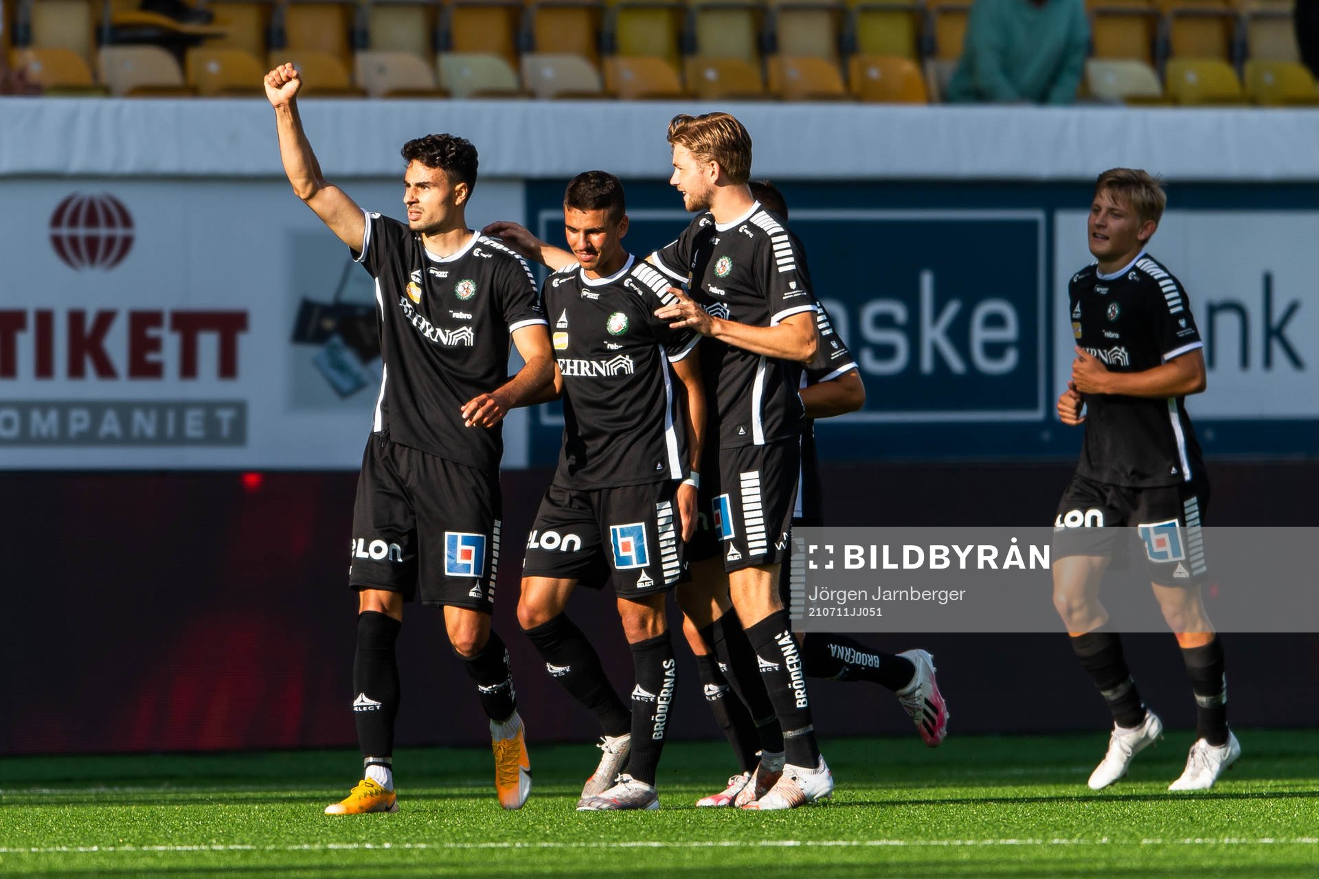 Örebros Deniz Hümmet (till vänster) jublar med