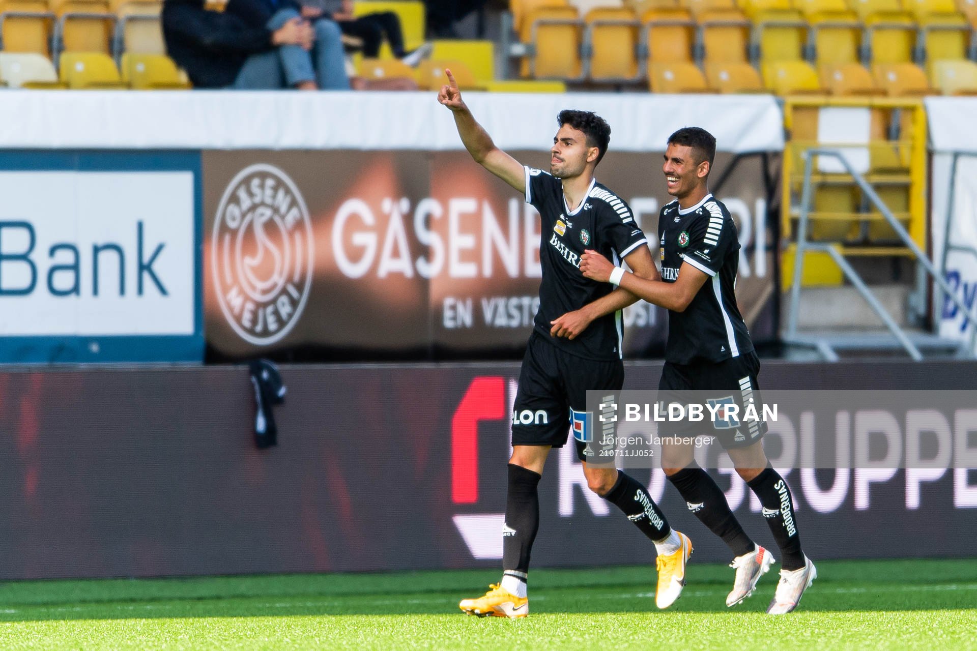 Örebros Deniz Hümmet (till vänster) jublar med