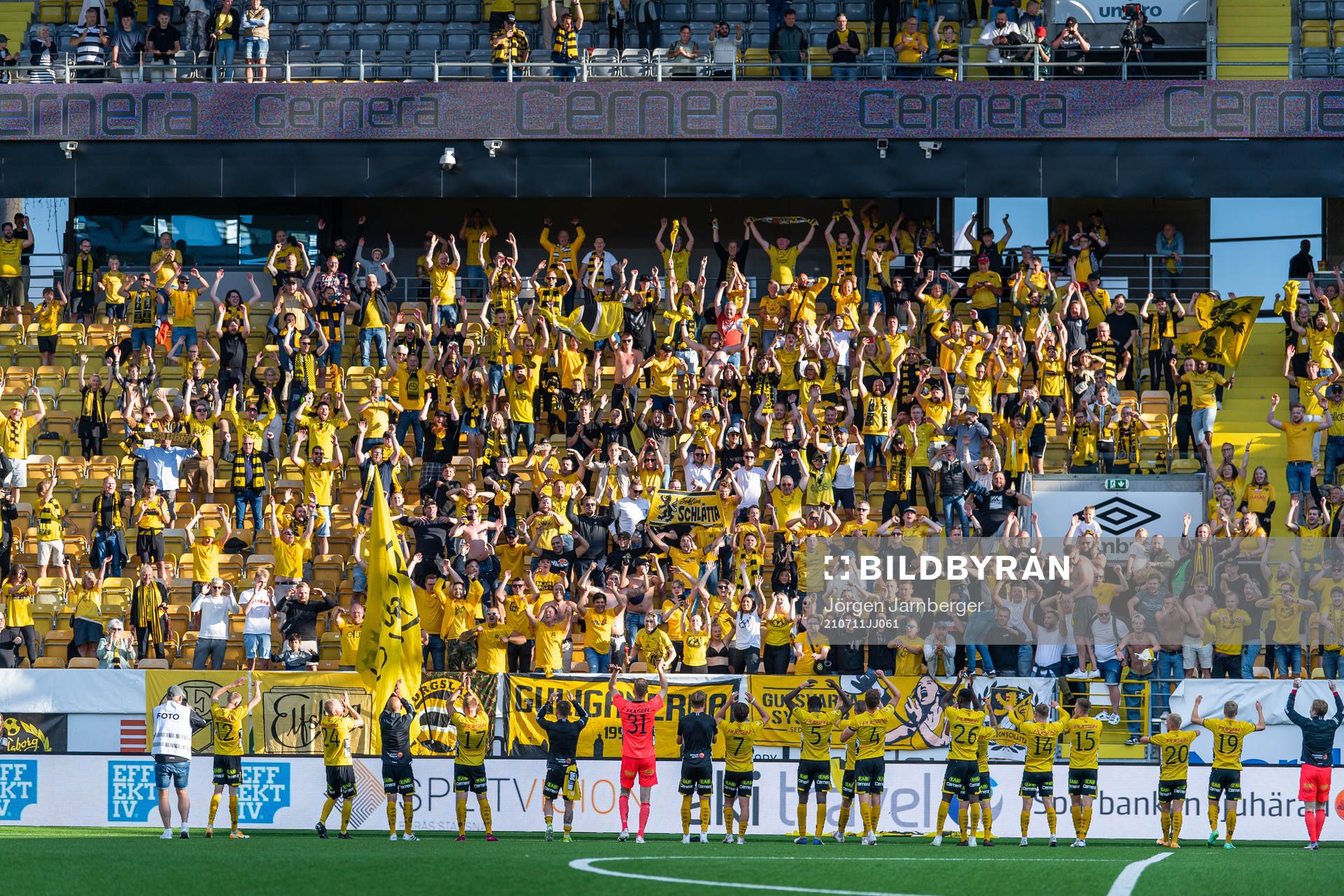 Elfsborgs spelare jublar med supportrarna efter fotbollsmatchen i Allsvenskan mellan Elfsborg och Örebro den 11 juli 2021 i Borås. 
