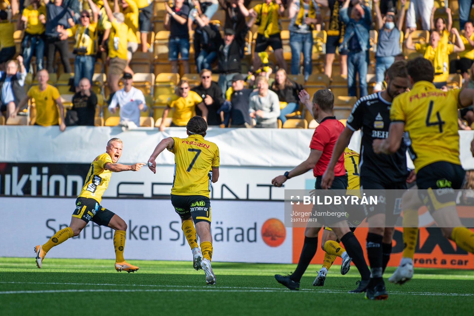 Elfsborgs Frederik Holst (rygg mot kameran) jublar med