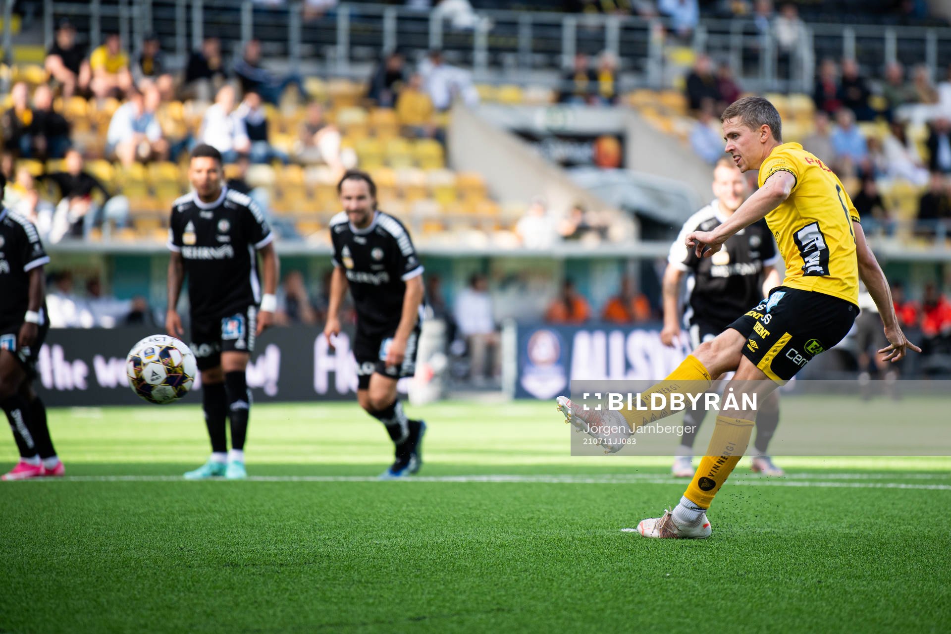 Elfsborgs André Rømer skjuter 1-0 på straff