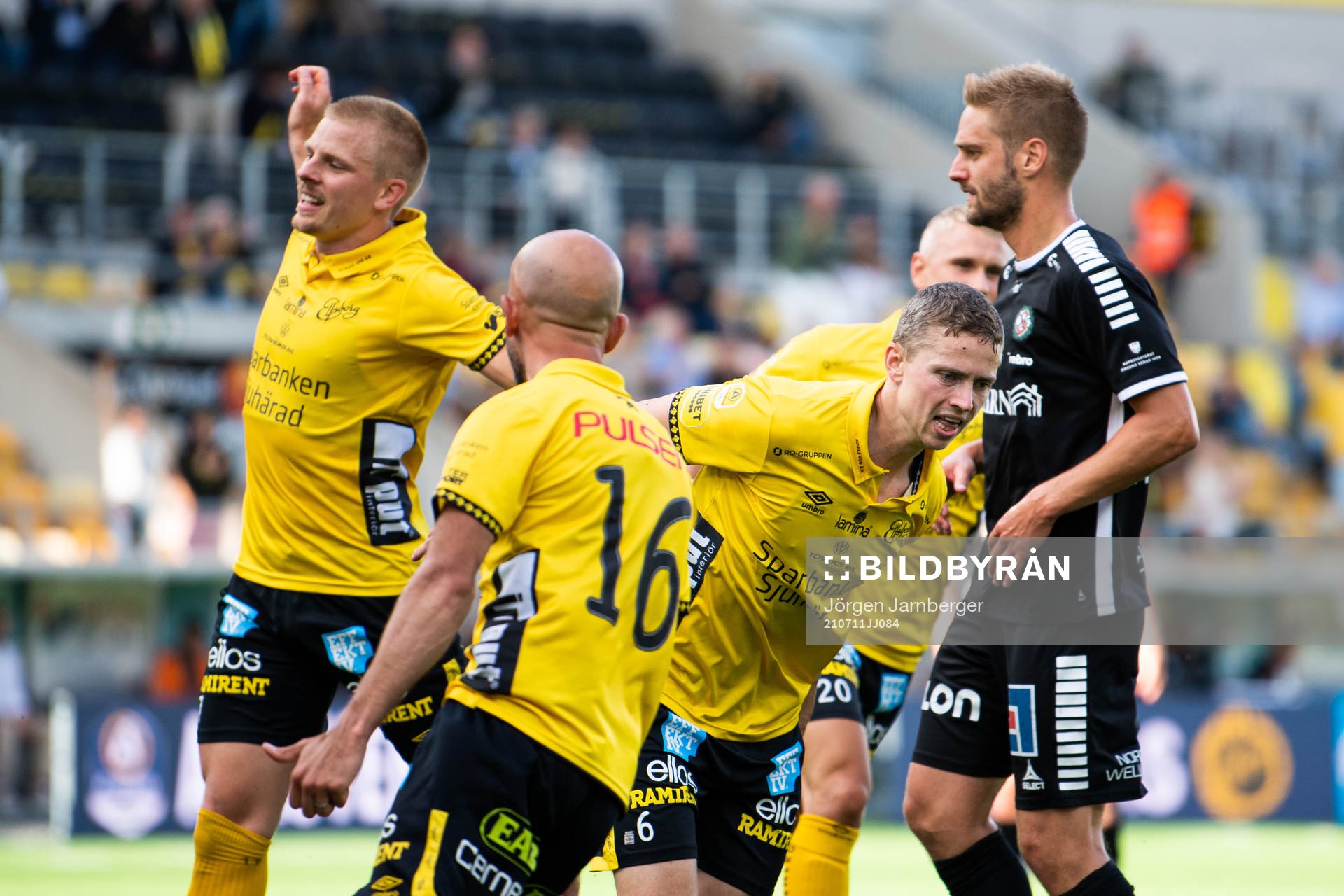 Elfsborgs André Rømer skjuter 1-0 på straff och jublar