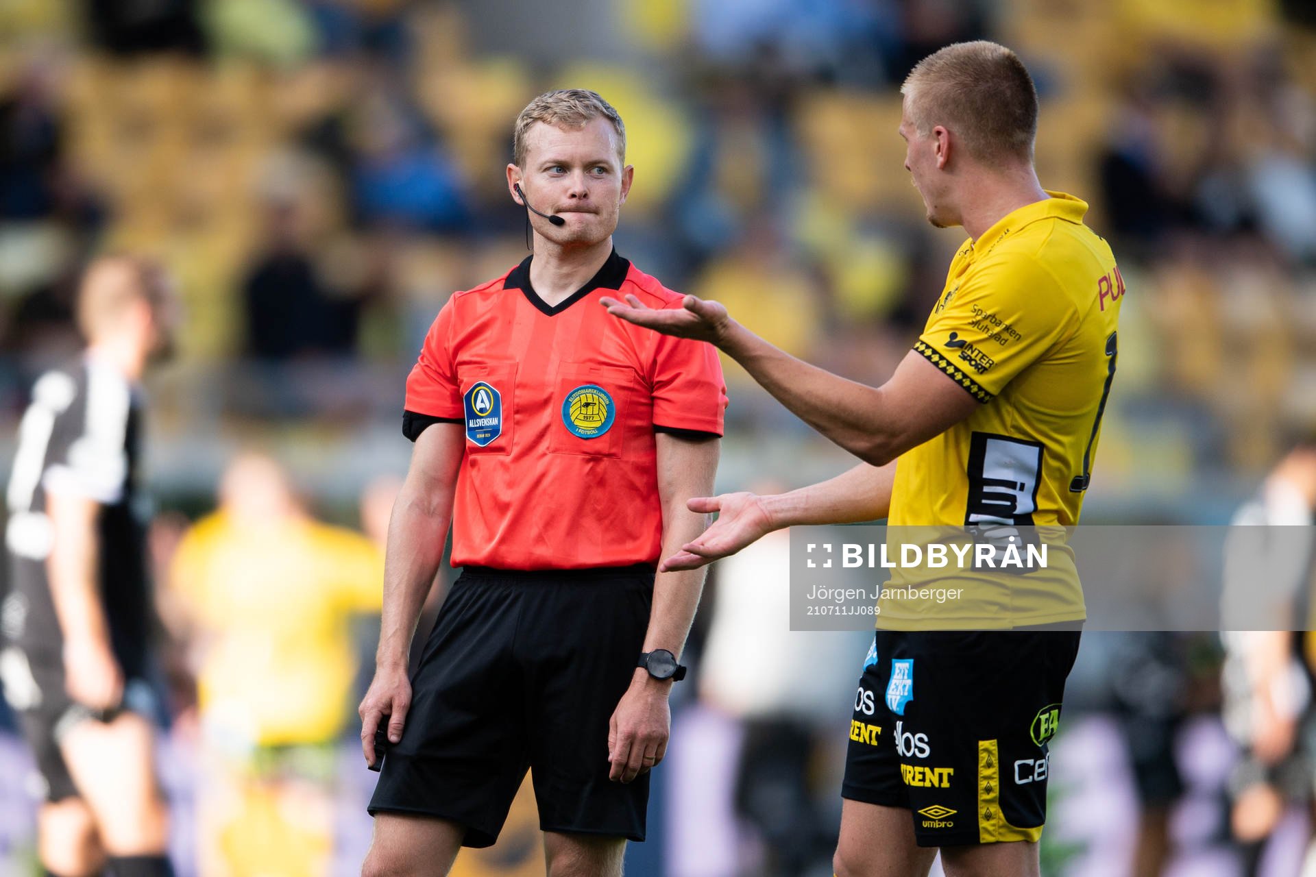 Domare Fredrik Klitte diskuterar med Elfsborgs Per Frick