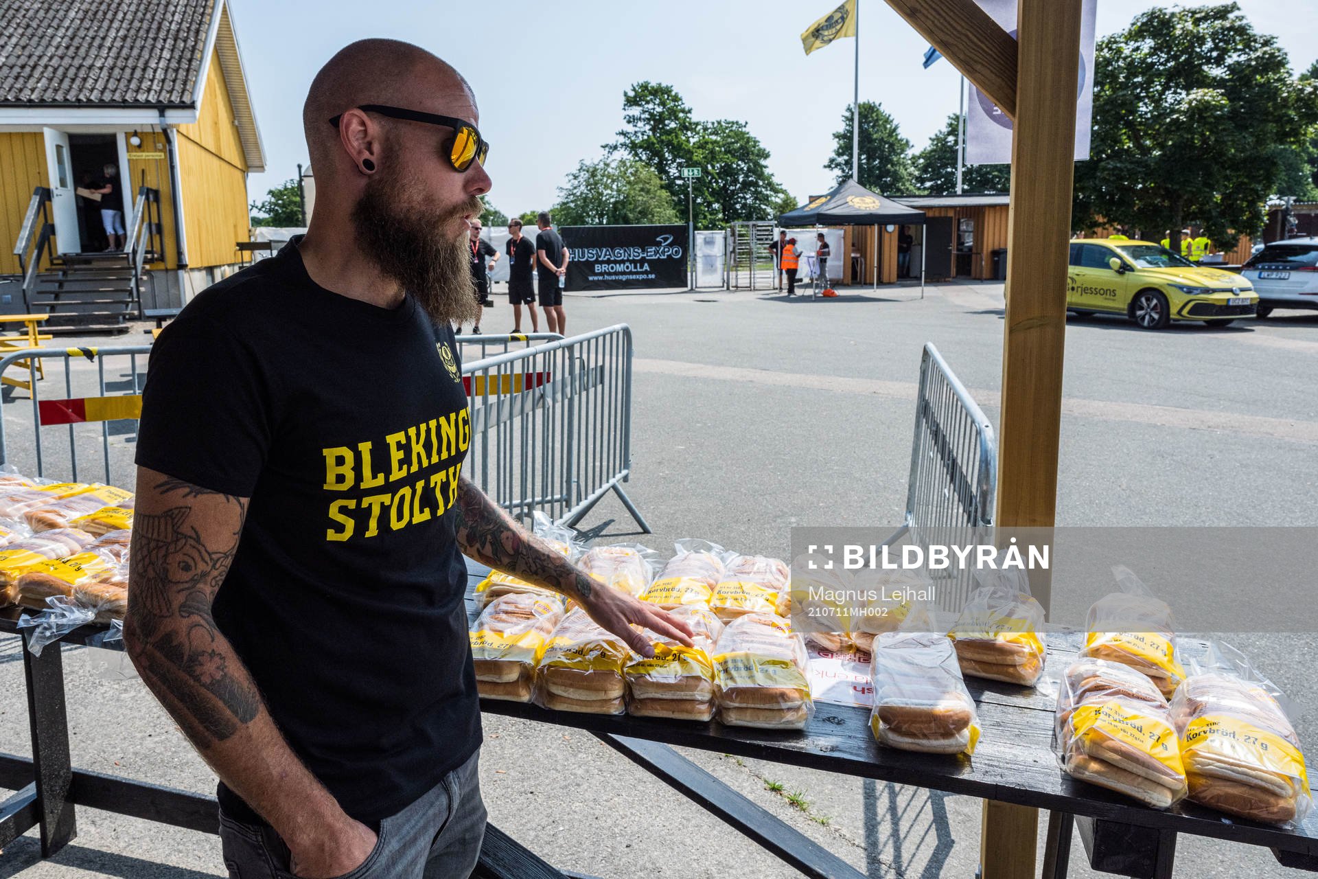 förberedelser inför publikpremiären på Strandvallen inför fotbollsmatchen i Allsvenskan mellan Mjällby och IFK Norrköping den 11 juli 2021 i Hällevik.