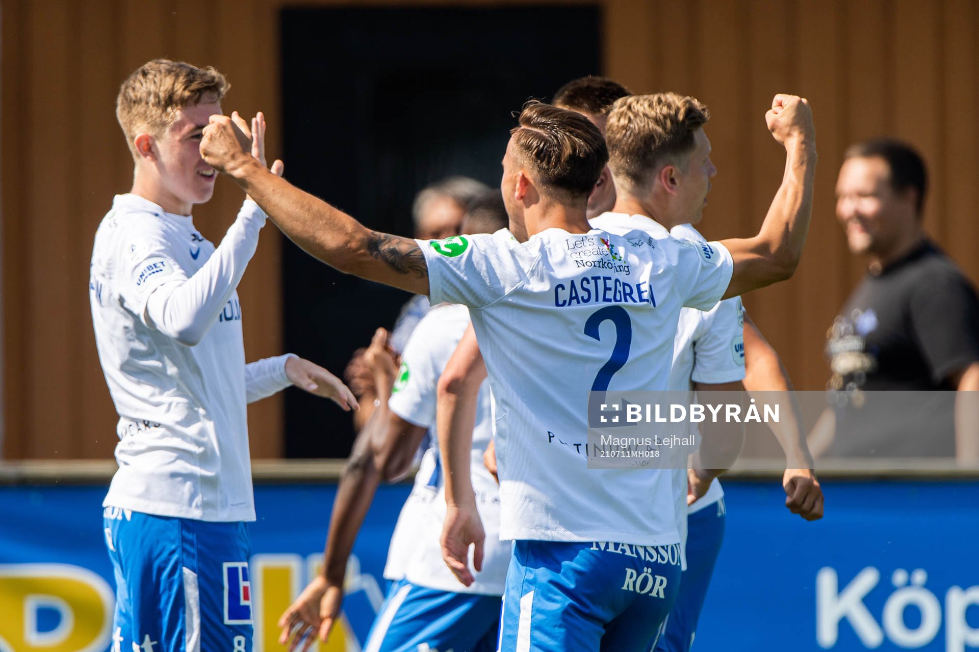 IFK Norrköpings Maic Sema jublar med lagkamrater efter att han gjort 0-1 under fotbollsmatchen i Allsvenskan mellan Mjällby och IFK Norrköping den 11 juli 2021 i Hällevik.