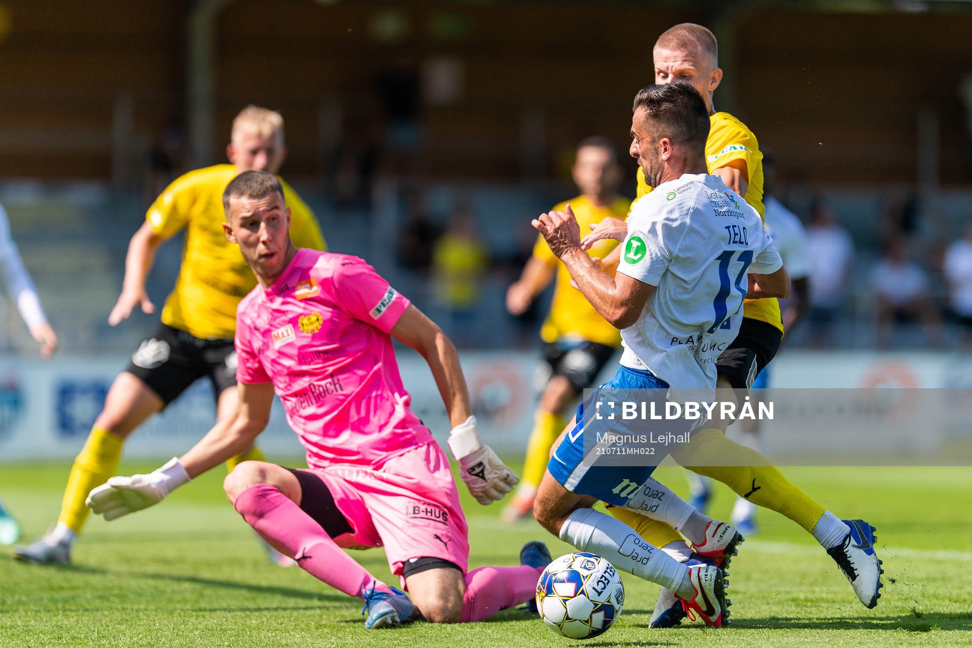 Mjällbys målvakt Samuel Brolin och Eric Björkander i