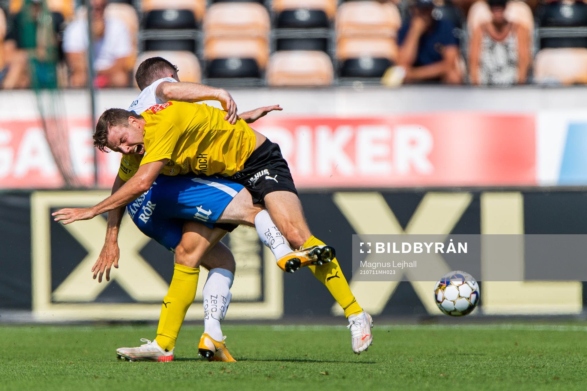 IFK Norrköpings Viktor Agardius och Mjällbys Joel Nilsson