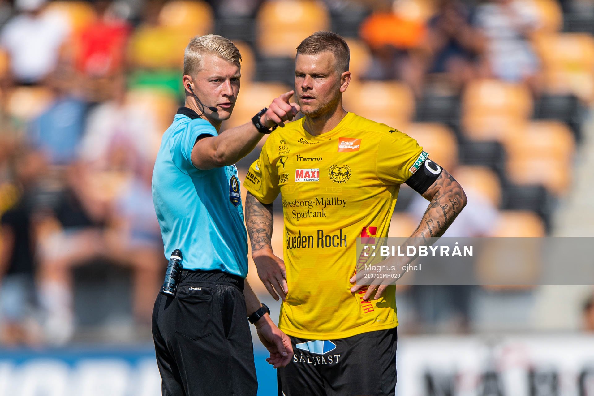 Domare Adam Ladebäck och Mjällbys David Löfquist