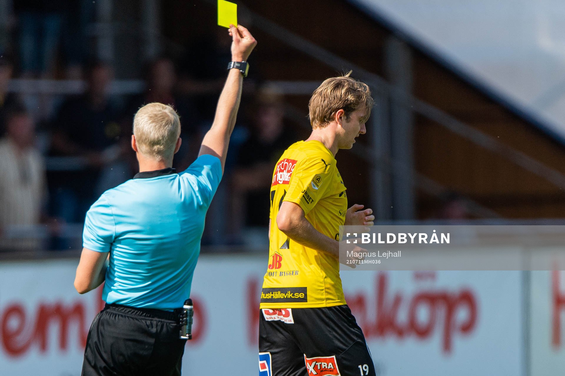 Domare Adam Ladebäck varnar Mjällbys Ludvig Carlius