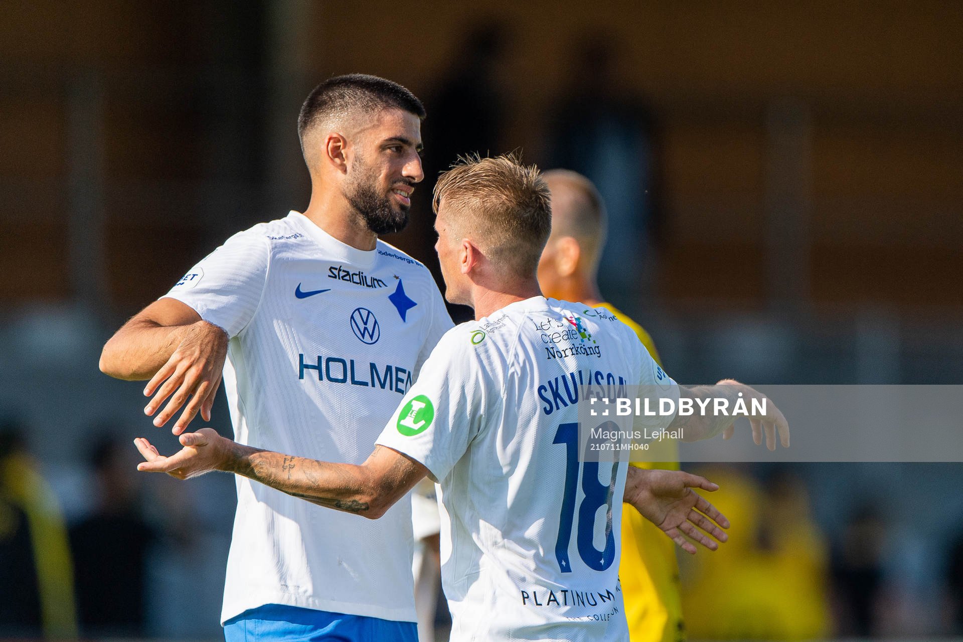 IFK Norrköpings Linus Wahlqvist och Ari Skúlason jublar