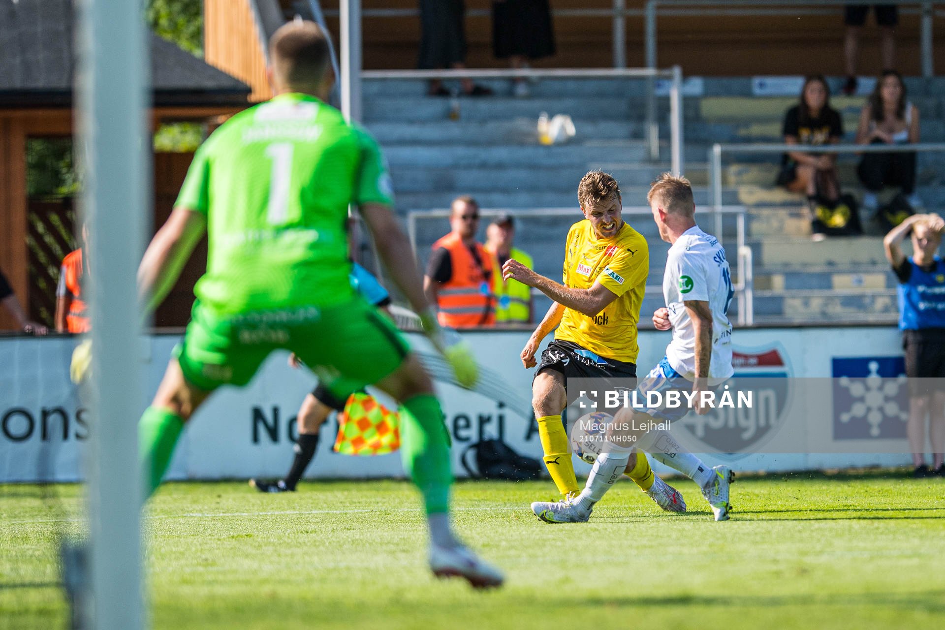 Mjällbys Joel Nilsson, IFK Norrköpings Ari Skúlason och