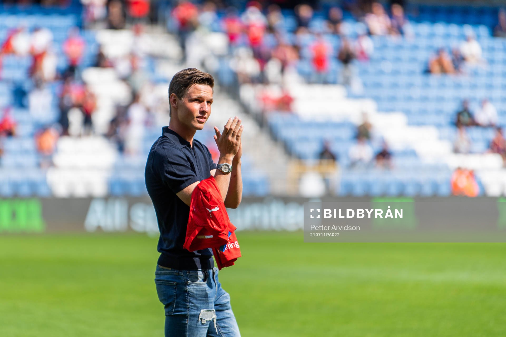Helsingborgs Max Svensson tackas av i halvlek