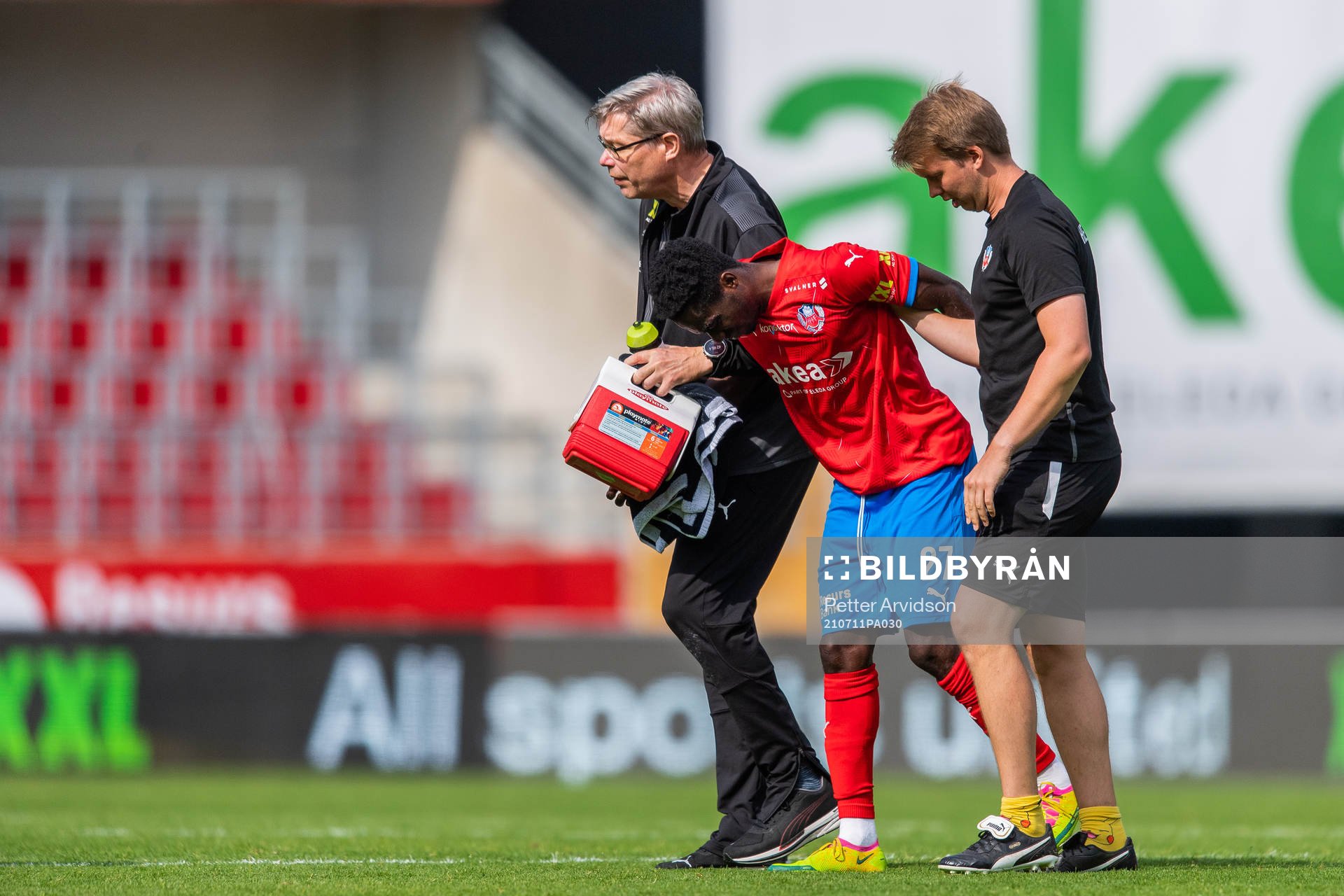 Helsingborgs Benjamin Acquah hjälps av plan
