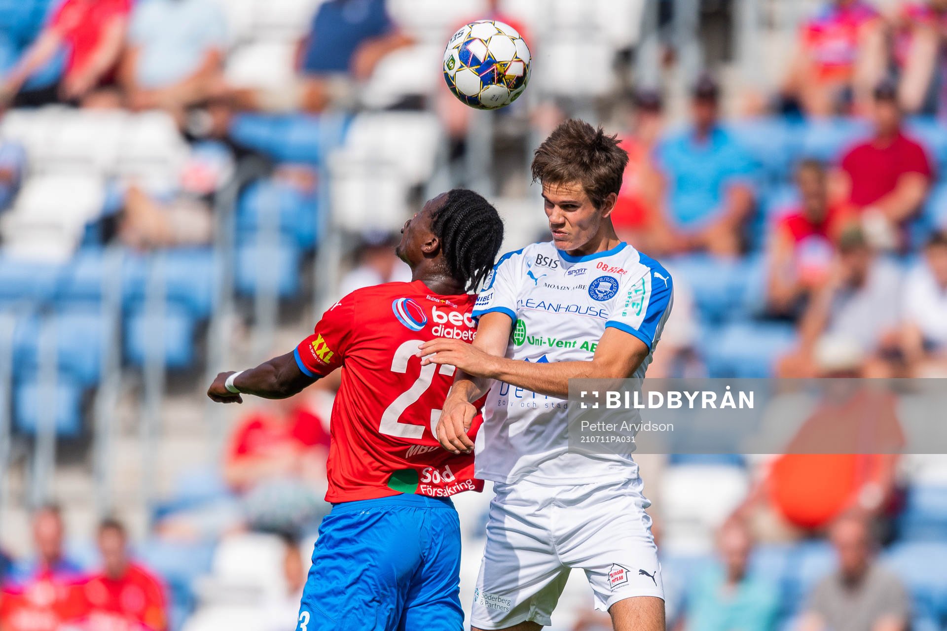 Helsingborgs Noel Mbo och Akropolis Sebastian Ungman Backlund under fotbollsmatchen i Superettan mellan Helsingborg och Akropolis den 11 juli 2021 i Helsingborg.