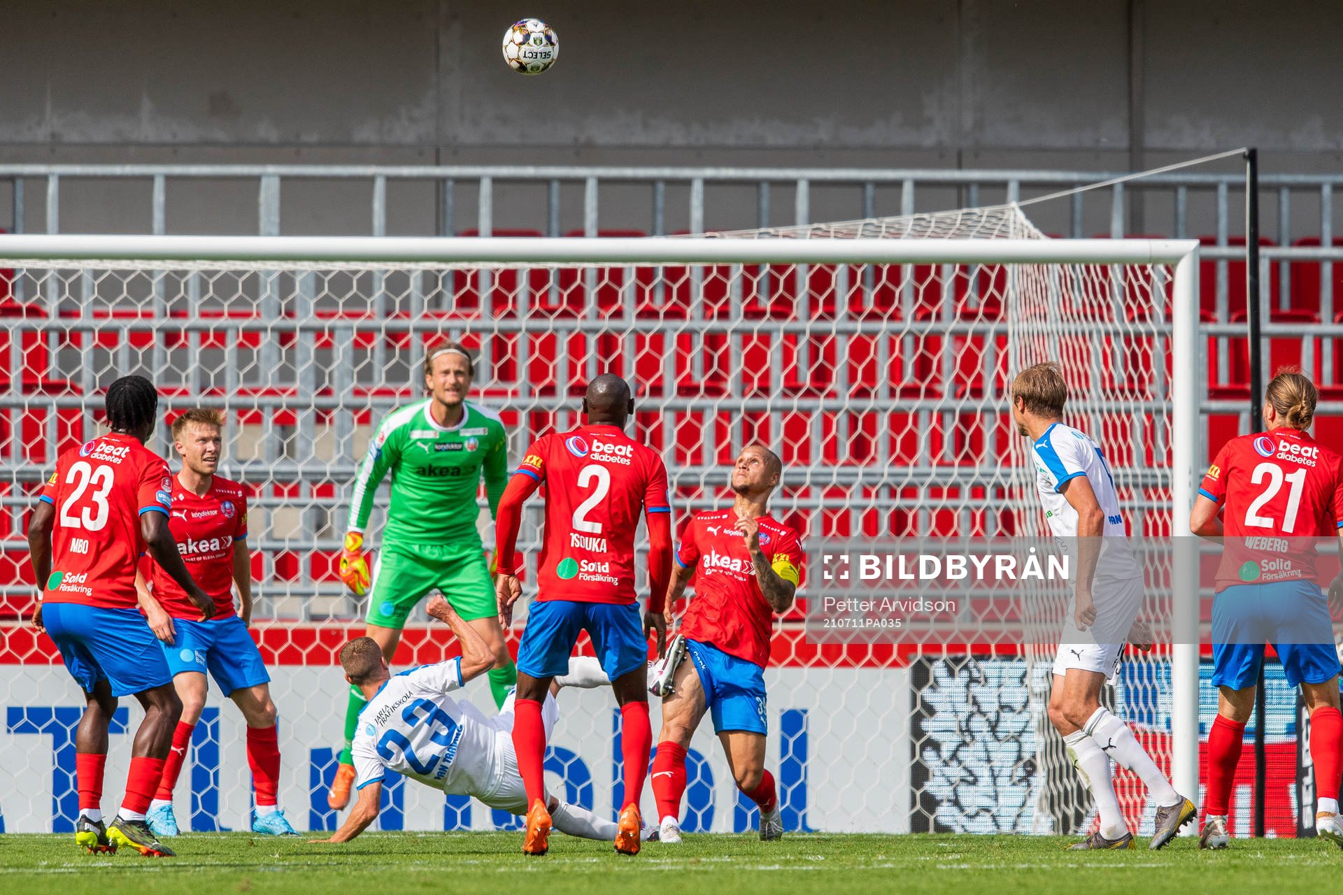 Akropolis Lamine Nekrouf tacklar Helsingborgs Anthony van den Hurk under fotbollsmatchen i Superettan mellan Helsingborg och Akropolis den 11 juli 2021 i Helsingborg. 